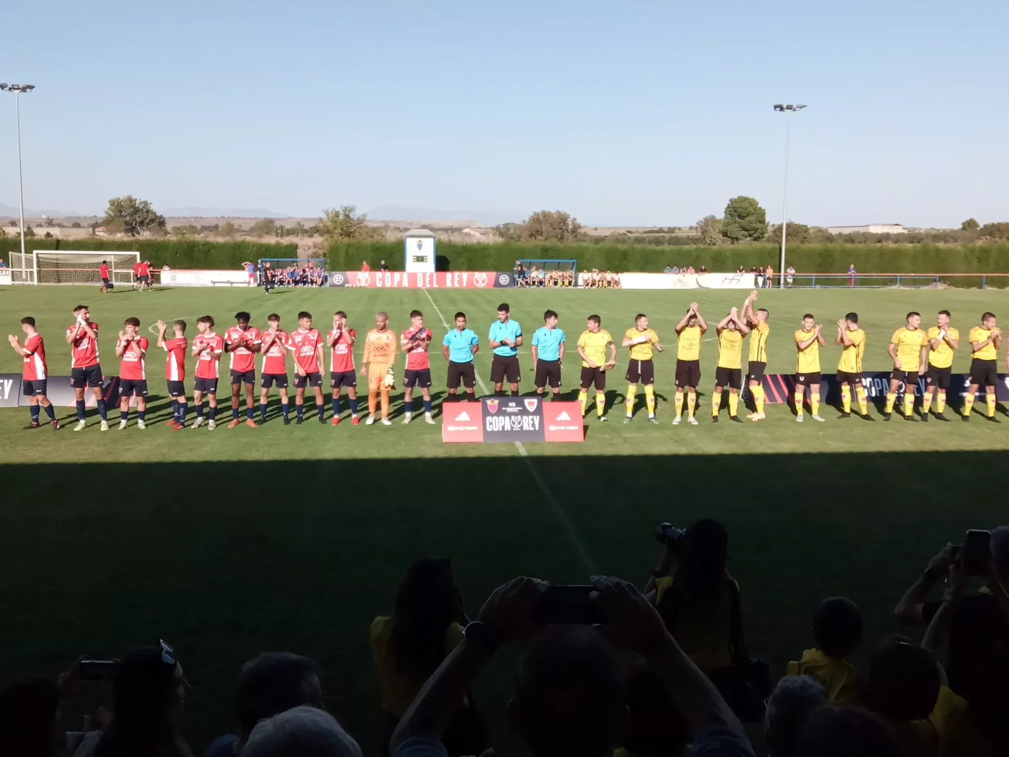 Tardienta y Zirauki, en el partido que le ha dado el paso de Copa del Rey. Foto: Raúl Marco