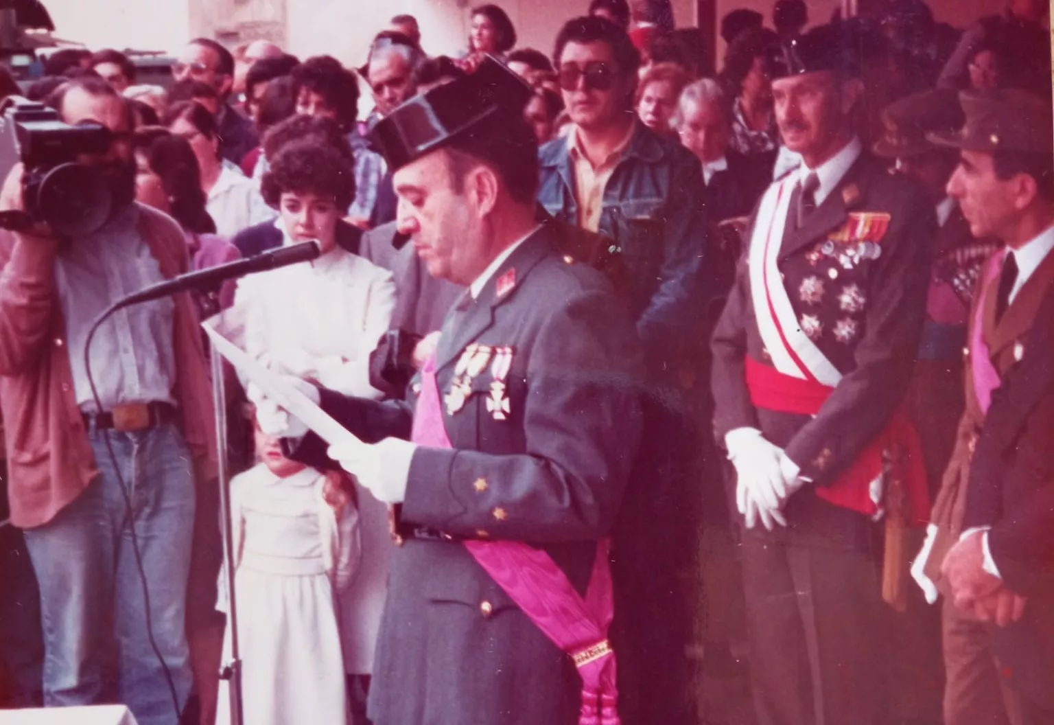 El capitán Escribano, mi padre. Al fondo, el general Atarés. Y mis sensaciones beneméritas