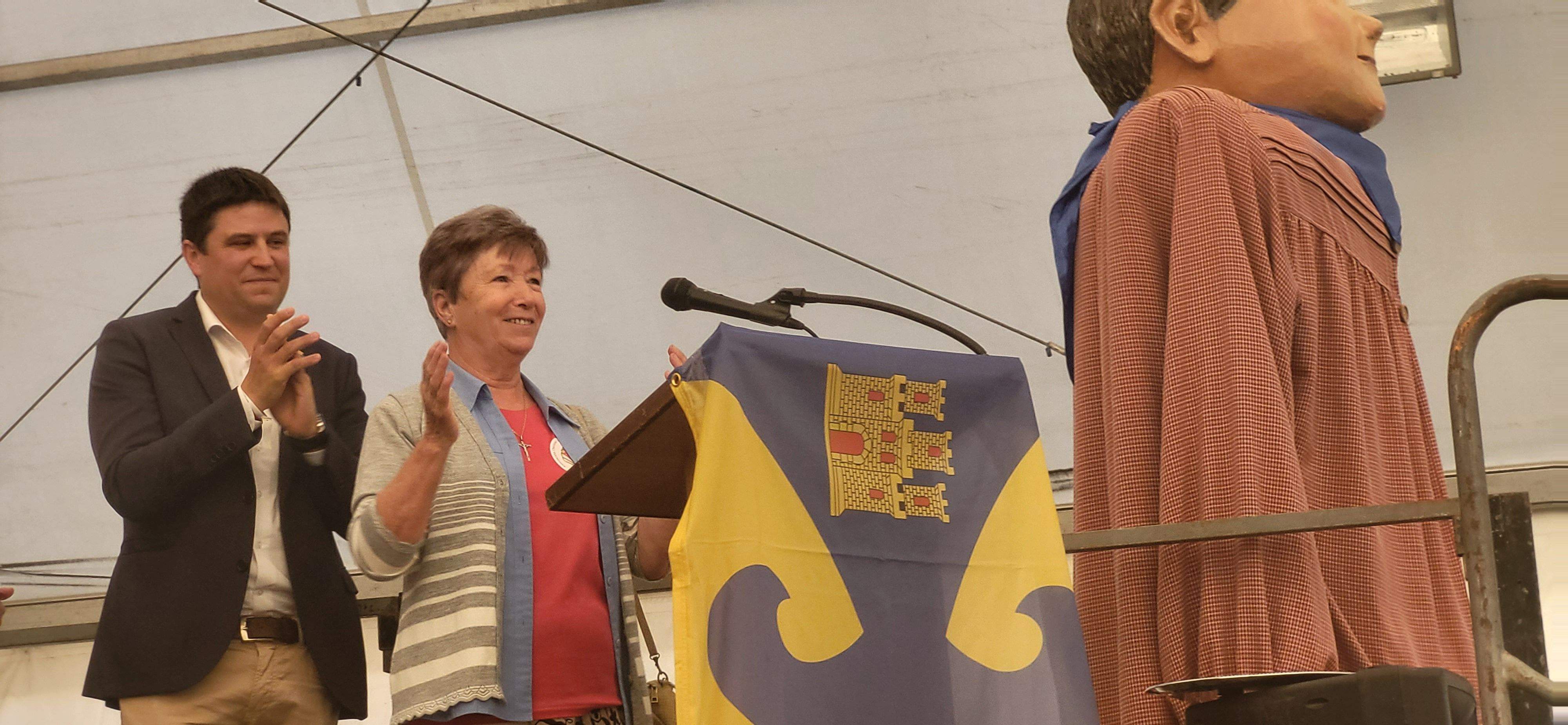 La hermana Josefina ha recogido este año la Dama de la Feria. Foto Myriam Martínez 