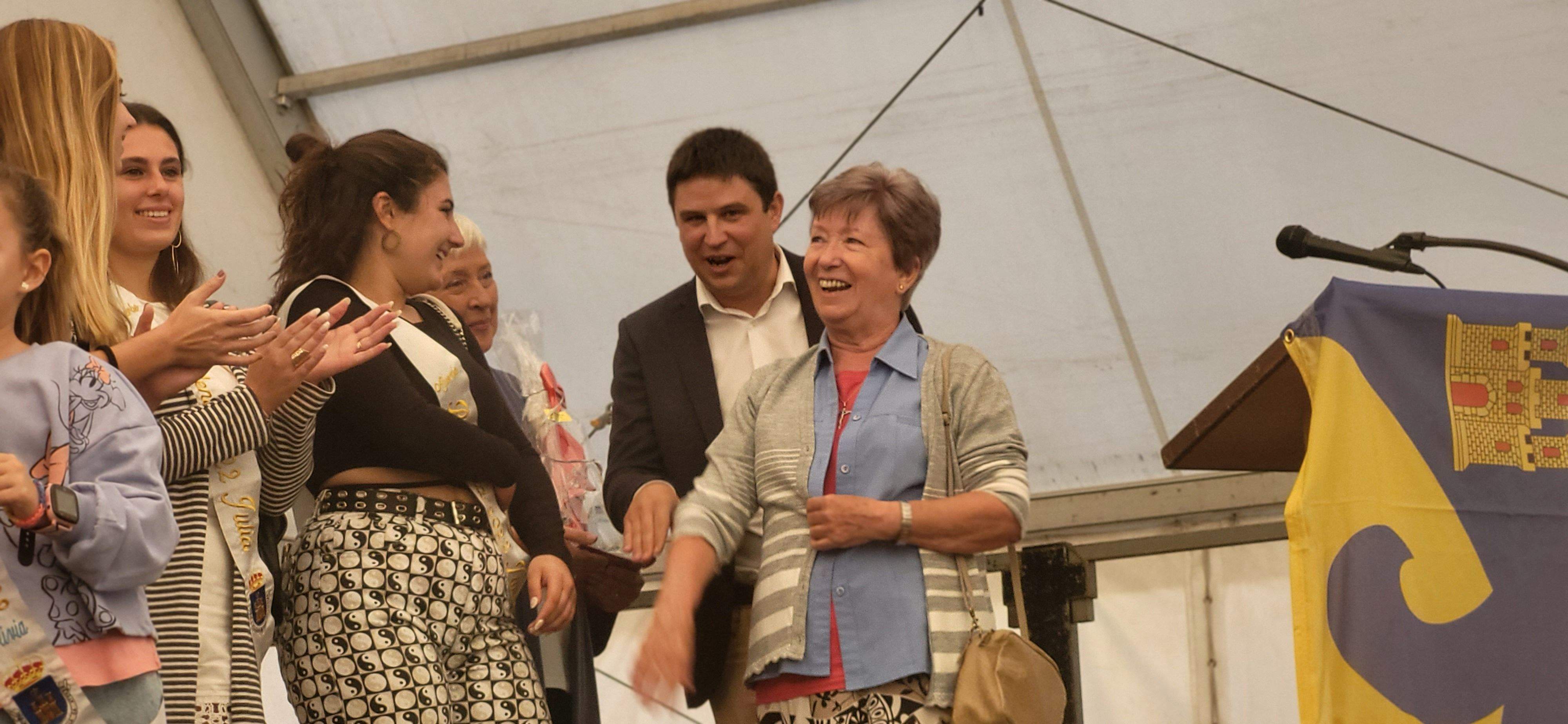 La hermana Josefina ha recogido este año la Dama de la Feria. Foto Myriam Martínez 