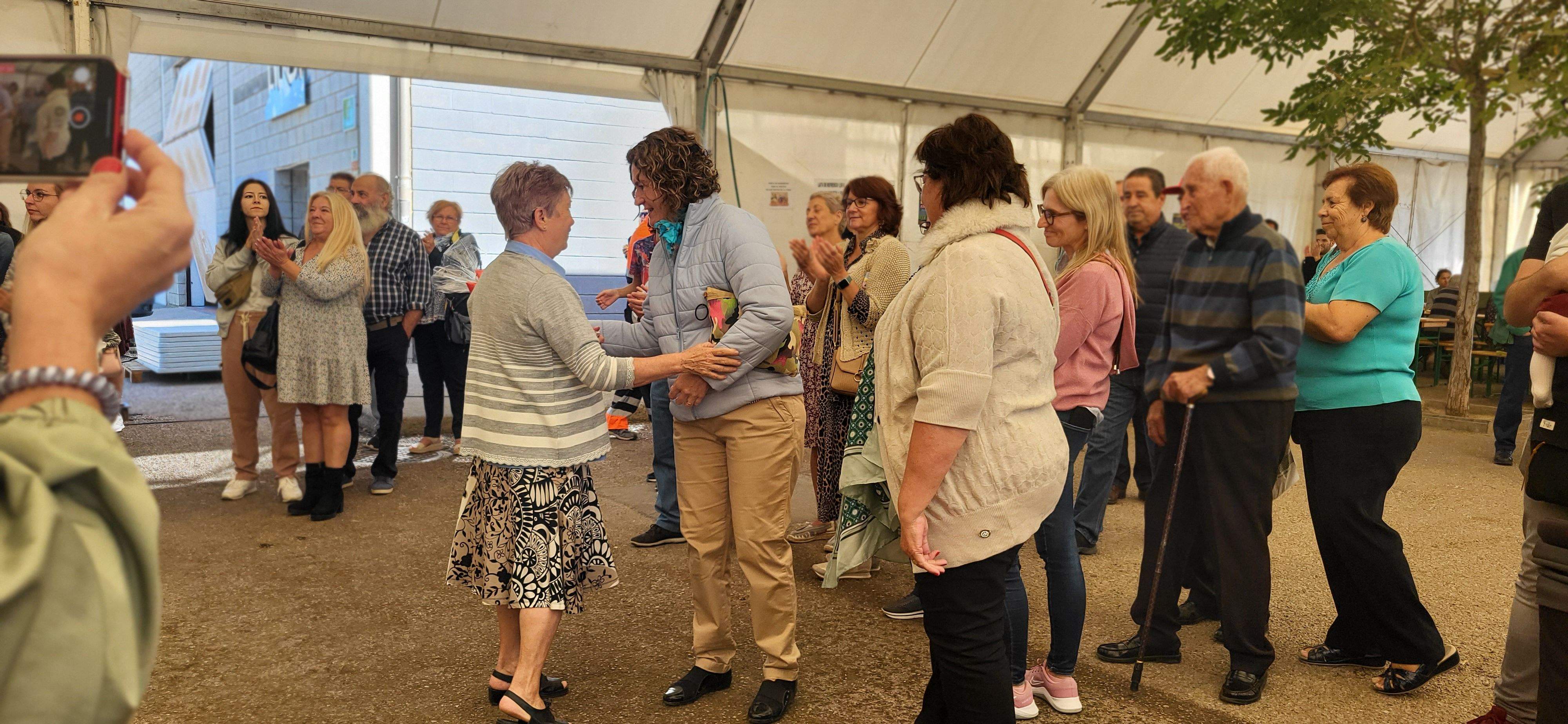 La hermana Josefina ha recogido este año la Dama de la Feria. Foto Myriam Martínez 