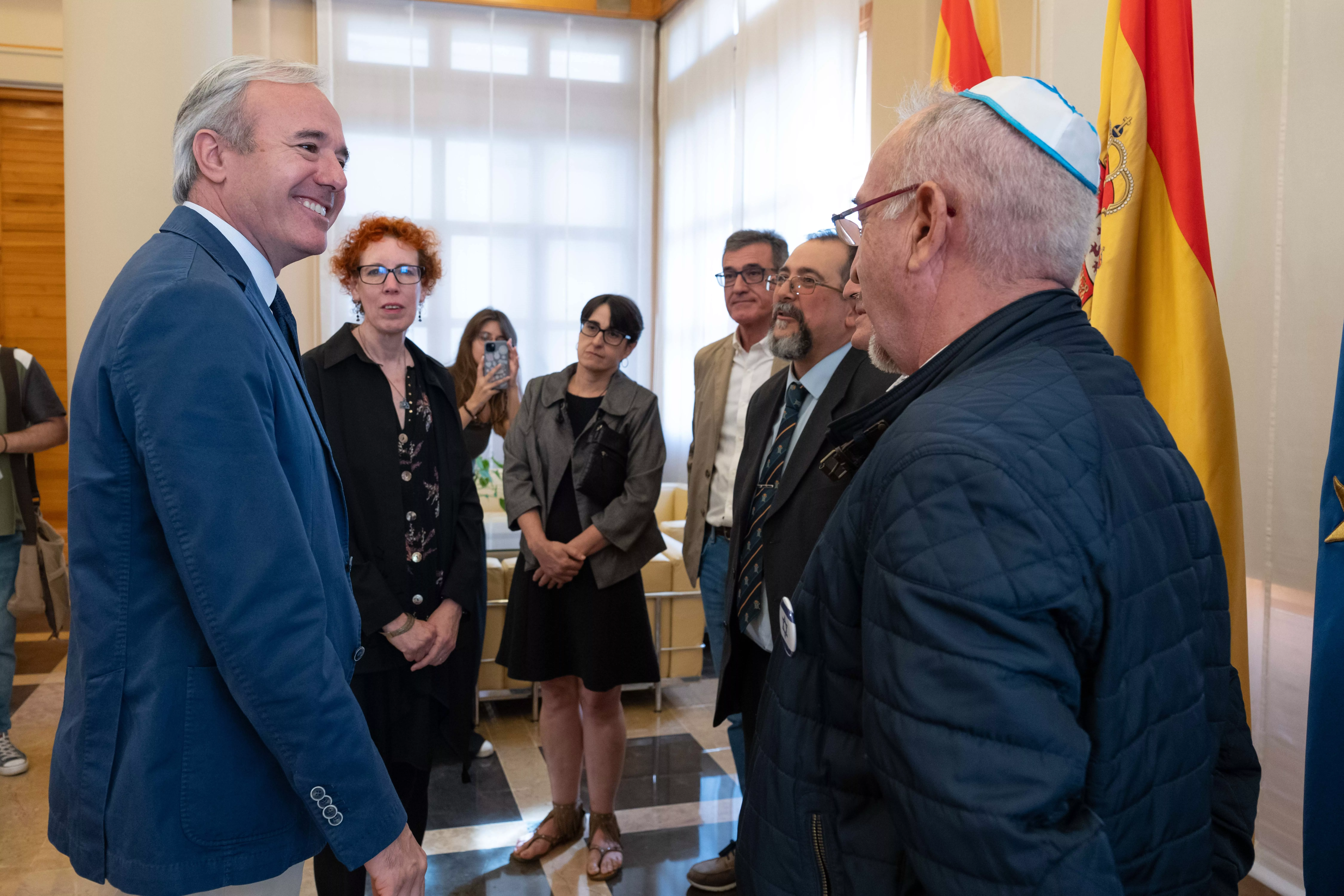 Jorge Azcón, con miembros de la Asociación Sefarad Aragón encabezada por su presidenta, Timna Segal