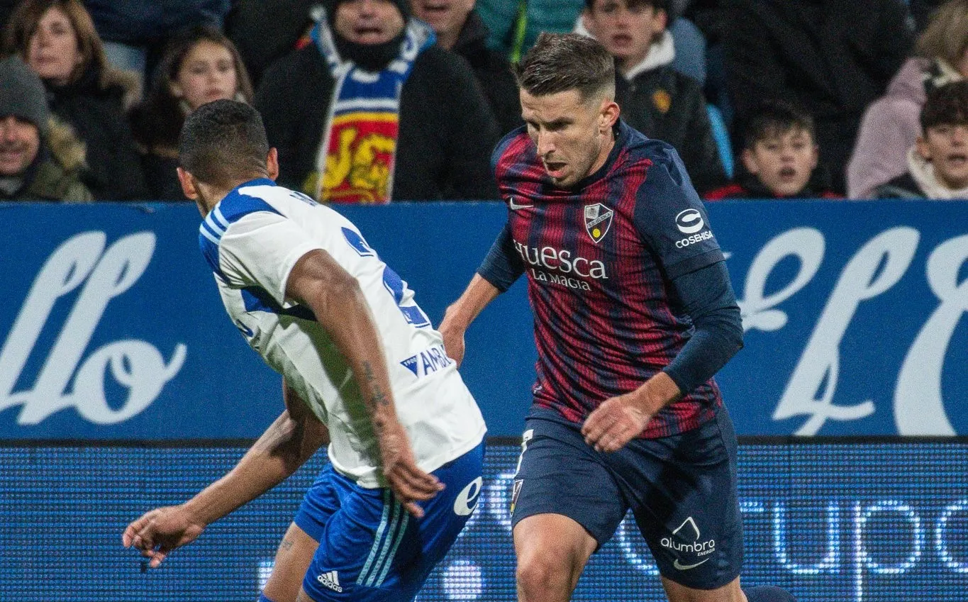 Gerard Valentín encara a un jugador del Zaragoza en el derbi de la temporada pasada. Gerard Valentín encara a un jugador del Zaragoza en el derbi de la temporada pasada.