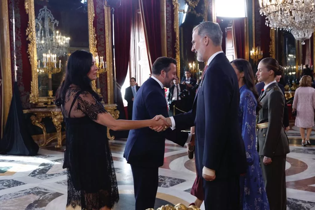La alcaldesa de Huesca, Lorena Orduna, saluda al Rey Felipe VI. Foto Casa Real