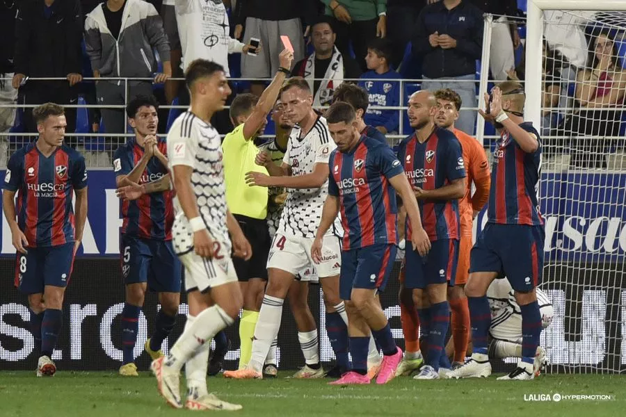 El colegiado del Huesca 1-1 Mirandés muestra la tarjeta roja a Pulido por el penalti cometido. El colegiado del Huesca 1-1 Mirandés muestra la tarjeta roja a Pulido por el penalti cometido.
