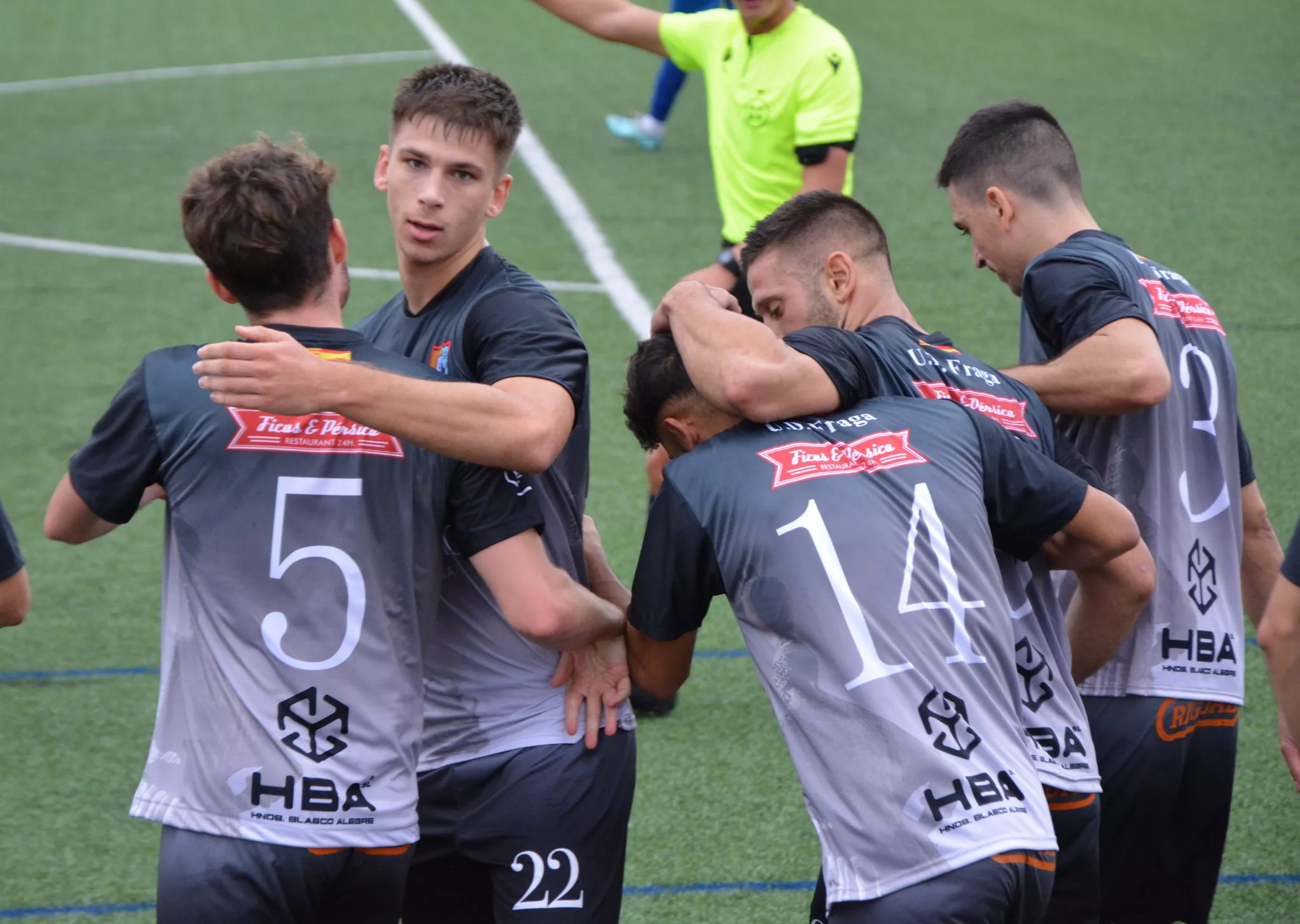 Los jugadores del Fraga celebran uno de los goles en La Platera de Cariñena. Foto: UD Fraga