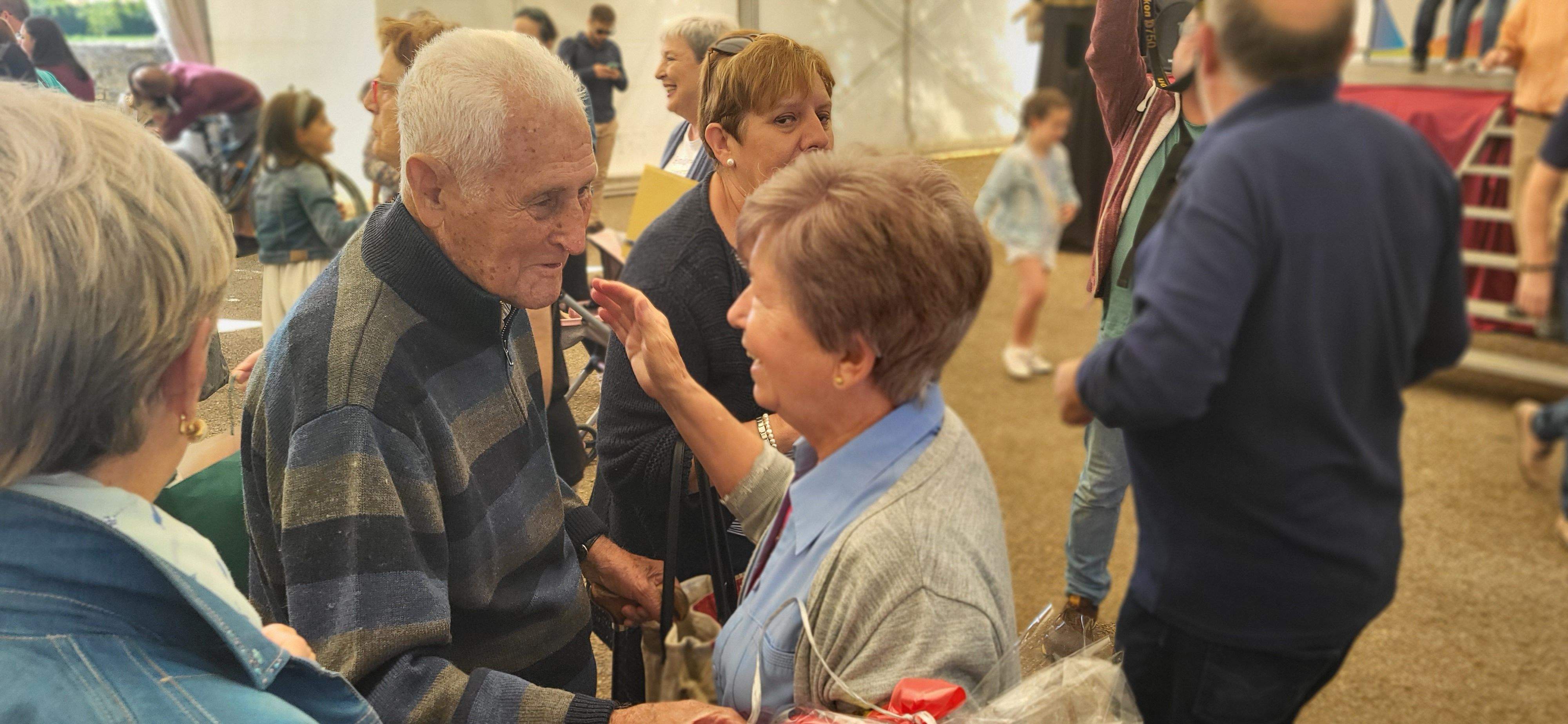 La hermana Josefina ha recogido este año la Dama de la Feria. Foto Myriam Martínez 