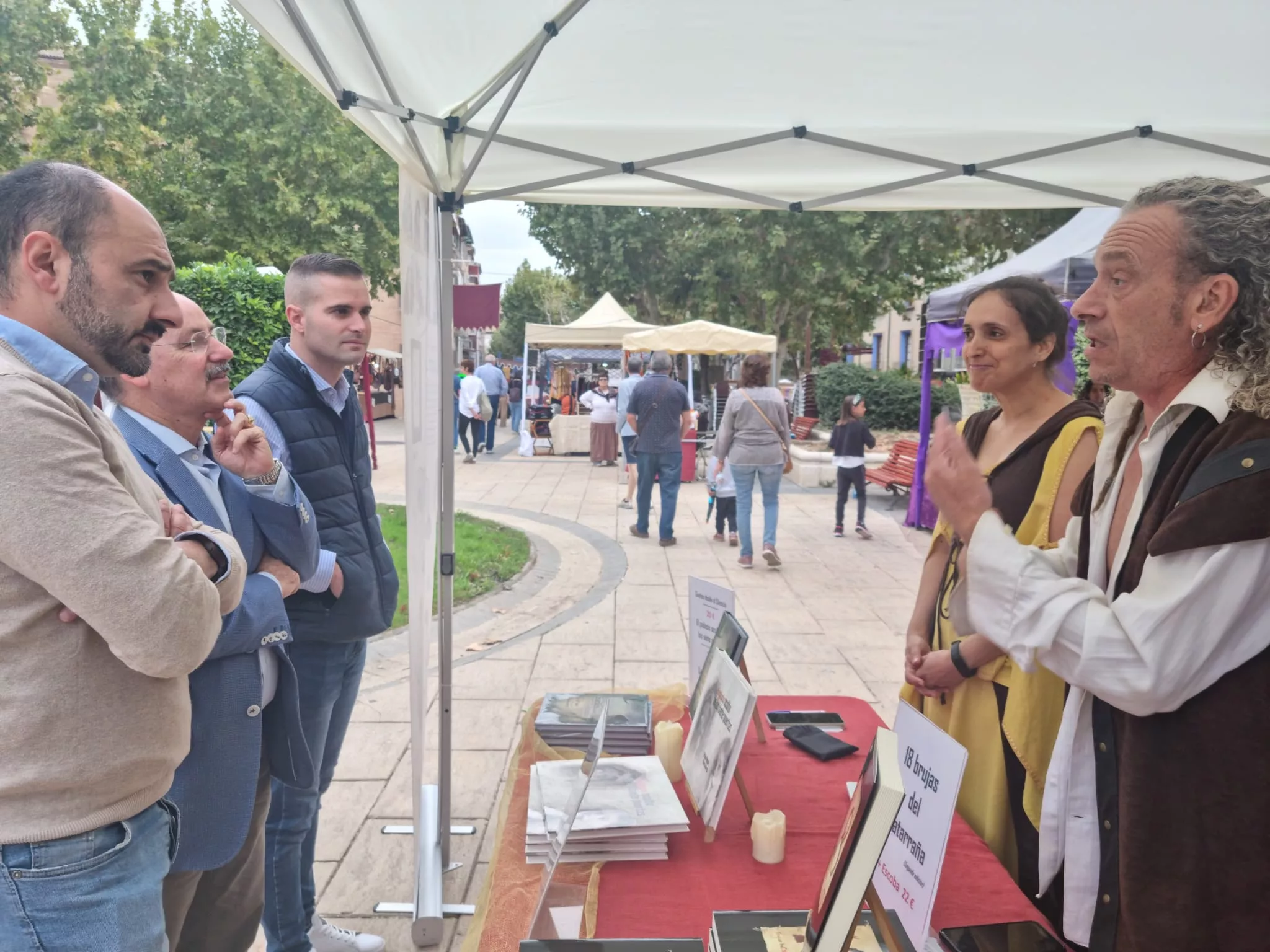 El alcalde de Barbastro y las autoridades en el comienzo del Mercado de Doña Petronila.  Foto Ayuntamiento de Barbastro