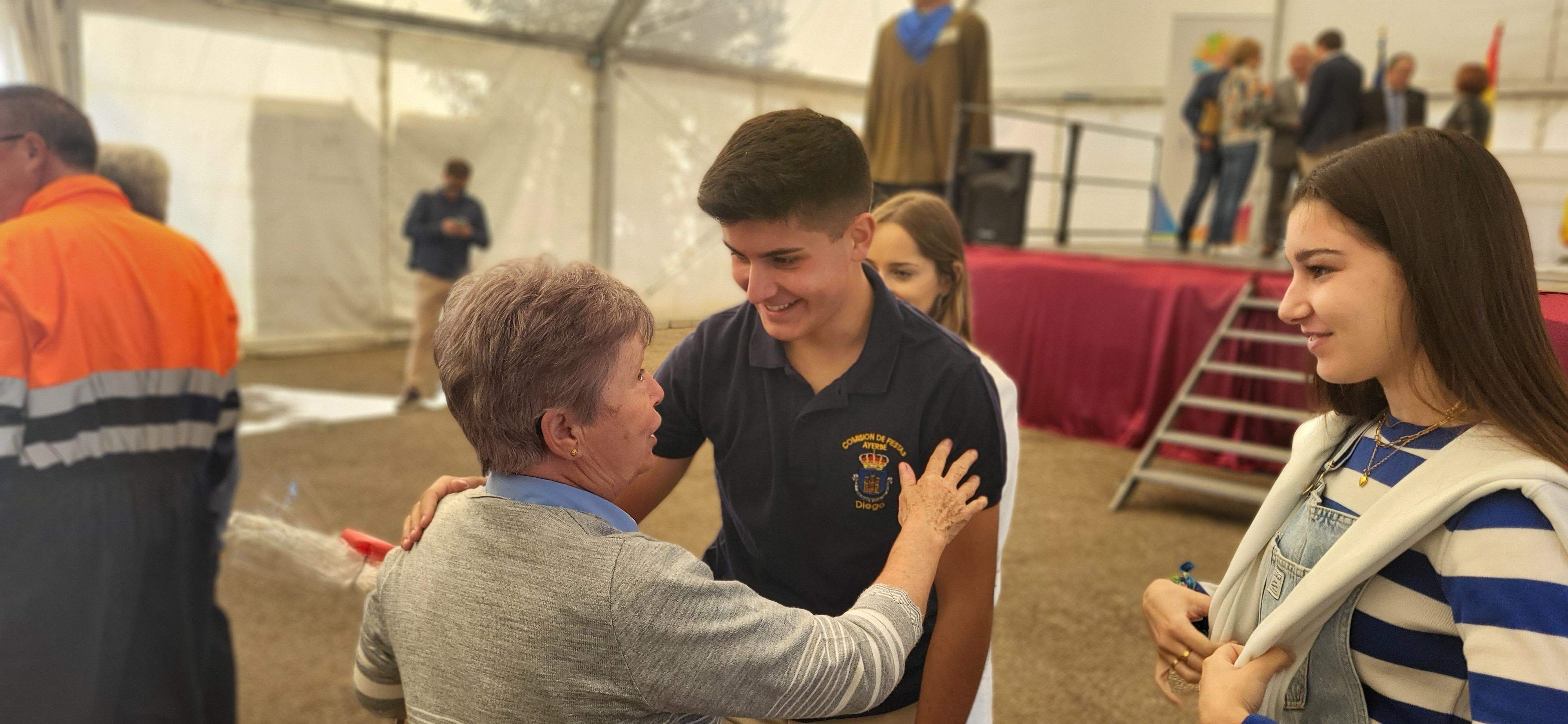La hermana Josefina ha recogido este año la Dama de la Feria. Foto Myriam Martínez 