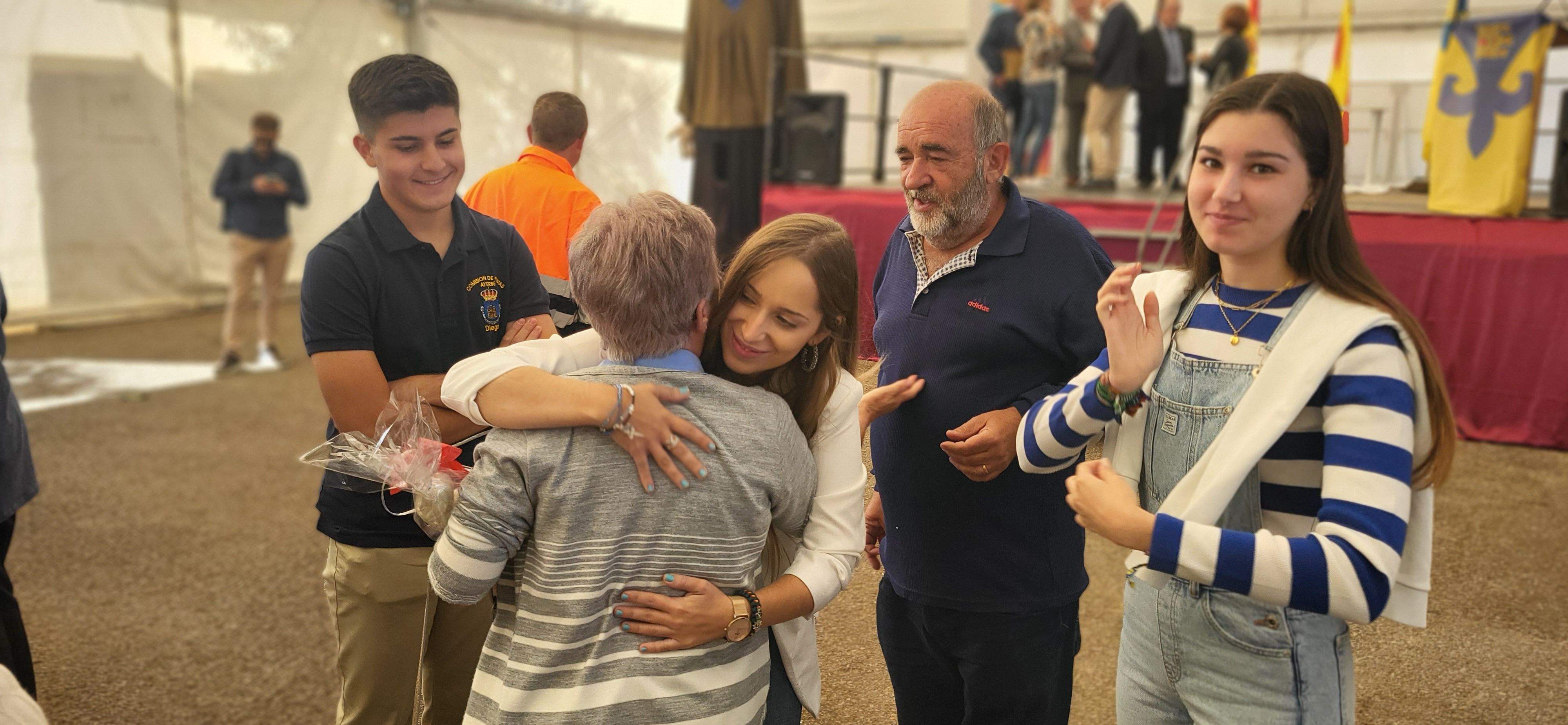La hermana Josefina ha recogido este año la Dama de la Feria. Foto Myriam Martínez 