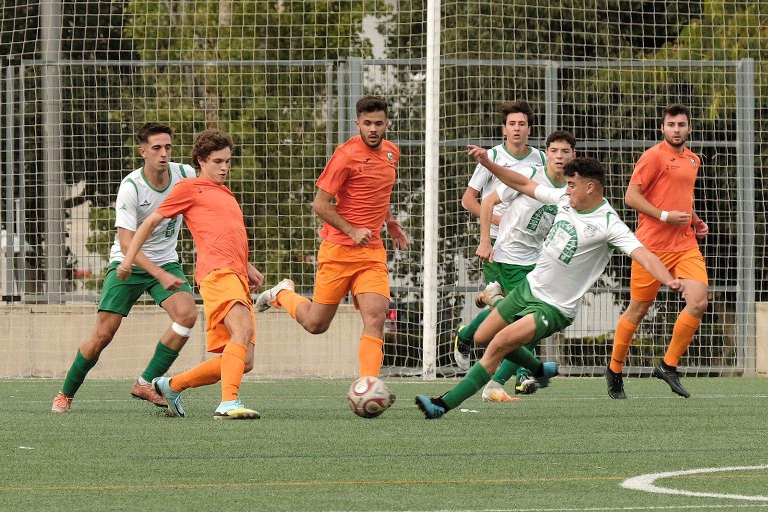 Juventud y Peñas Oscenses han disputado un partido de poder a poder, mientras Lanaja y Gurrea se escapan en la clasificación. FOTO ALEJANDRO SANAGUSTÍN