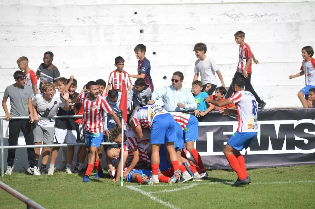 Los jugadores del Barbastro celebran junto a la afición el gol de la remontada de Gonpi. Foto: El Cruzado Aragonés/Jorge Mazón