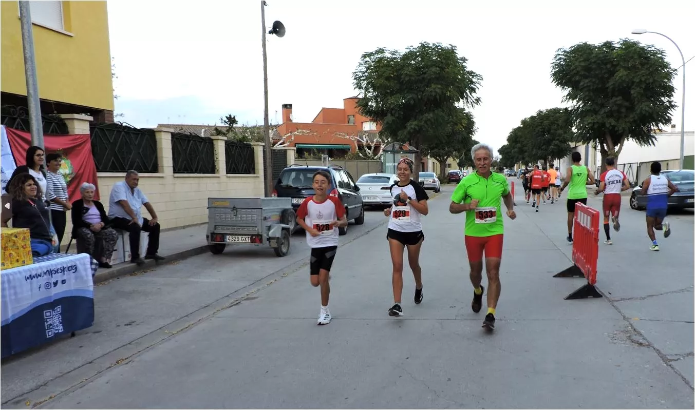 Chaveli Cuevas acompañada del joven Hugo Lorda y del veterano Emilio Guzmán