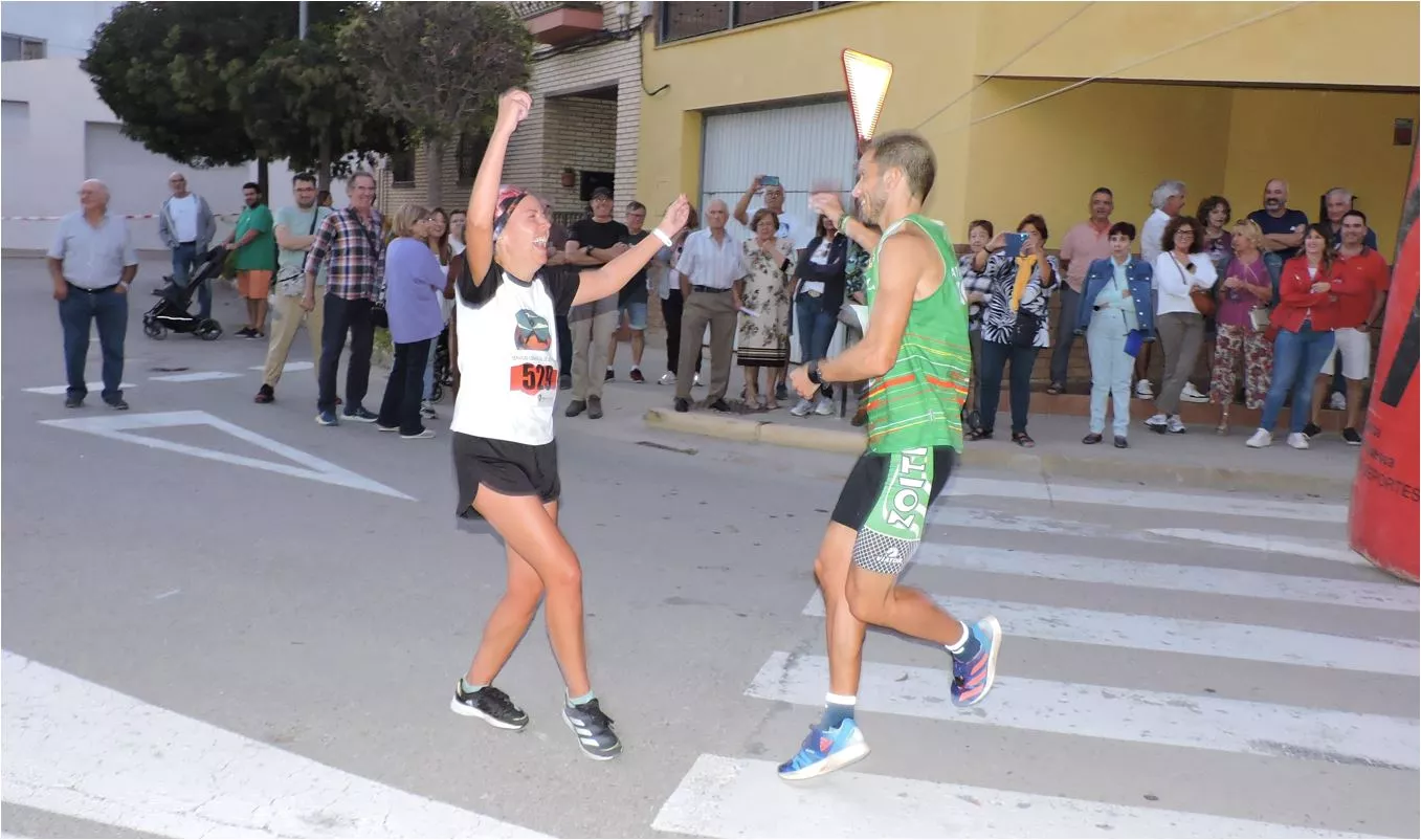 Chabeli Cuevas y Fernando Esperanza bailando la Jota de los pollos