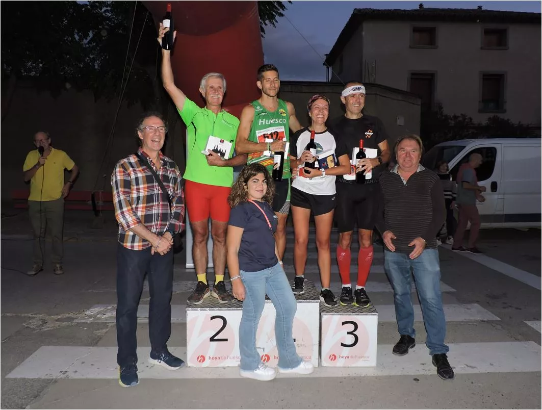 Vencedores con miembros de la Asociación MPS y el alcalde