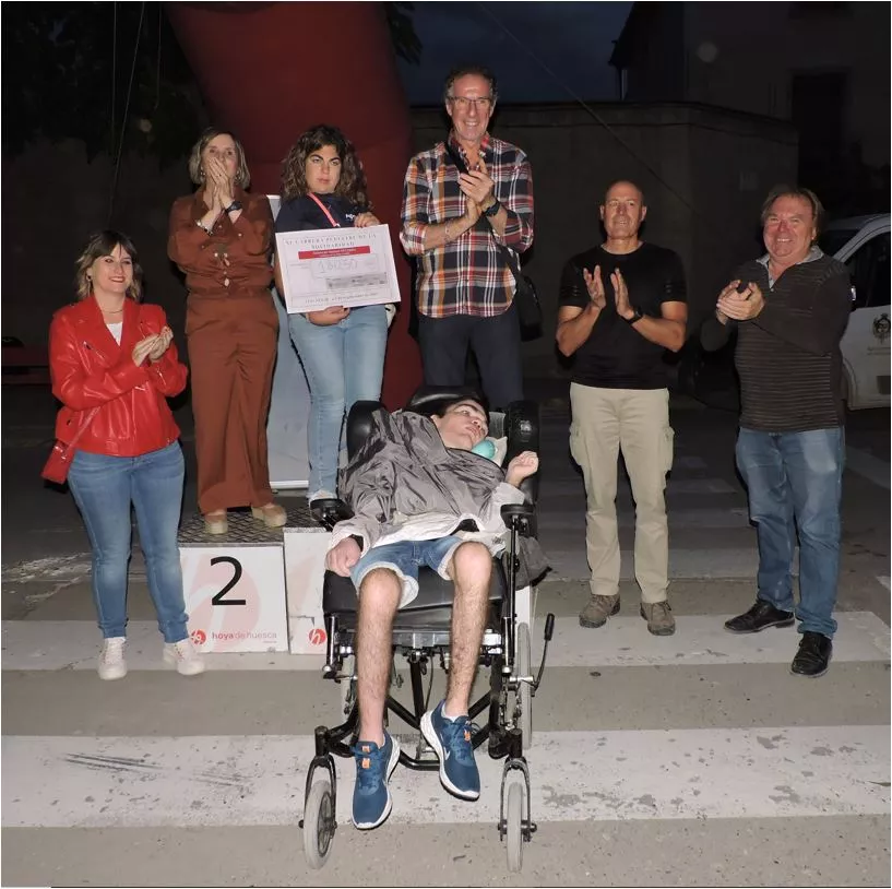 El alcalde José Luis Abad entrega a los padres de Pablo y a Lorena Sagardoy un cheque con los 1872 euros recogidos