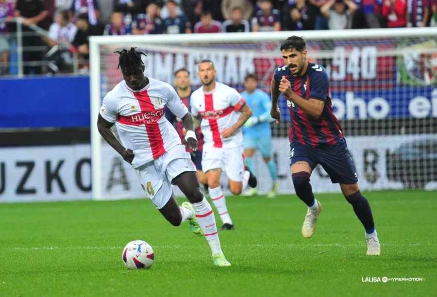 Samuel Obeng conduce un balón en un partido con el Huesca.