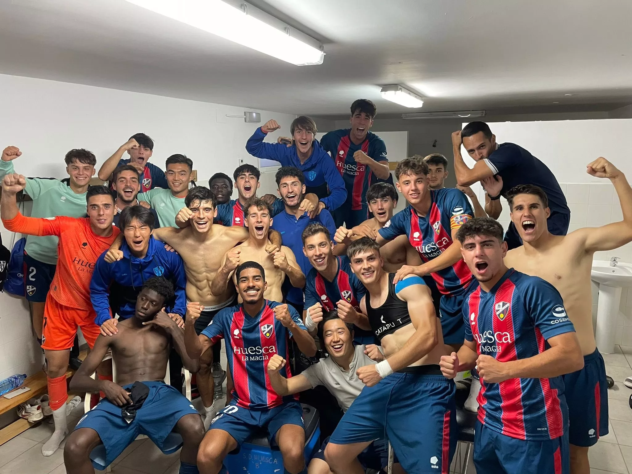 Jugadores del Huesca B celebran la victoria en Calamocha. Foto: @CanteraSDHuesca