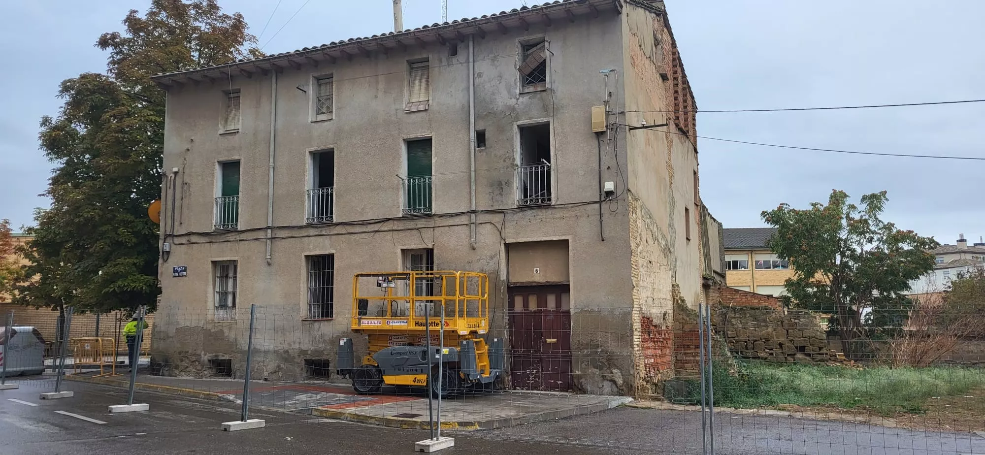 Edificio que ha sido vallado y será derribado en las próximas horas