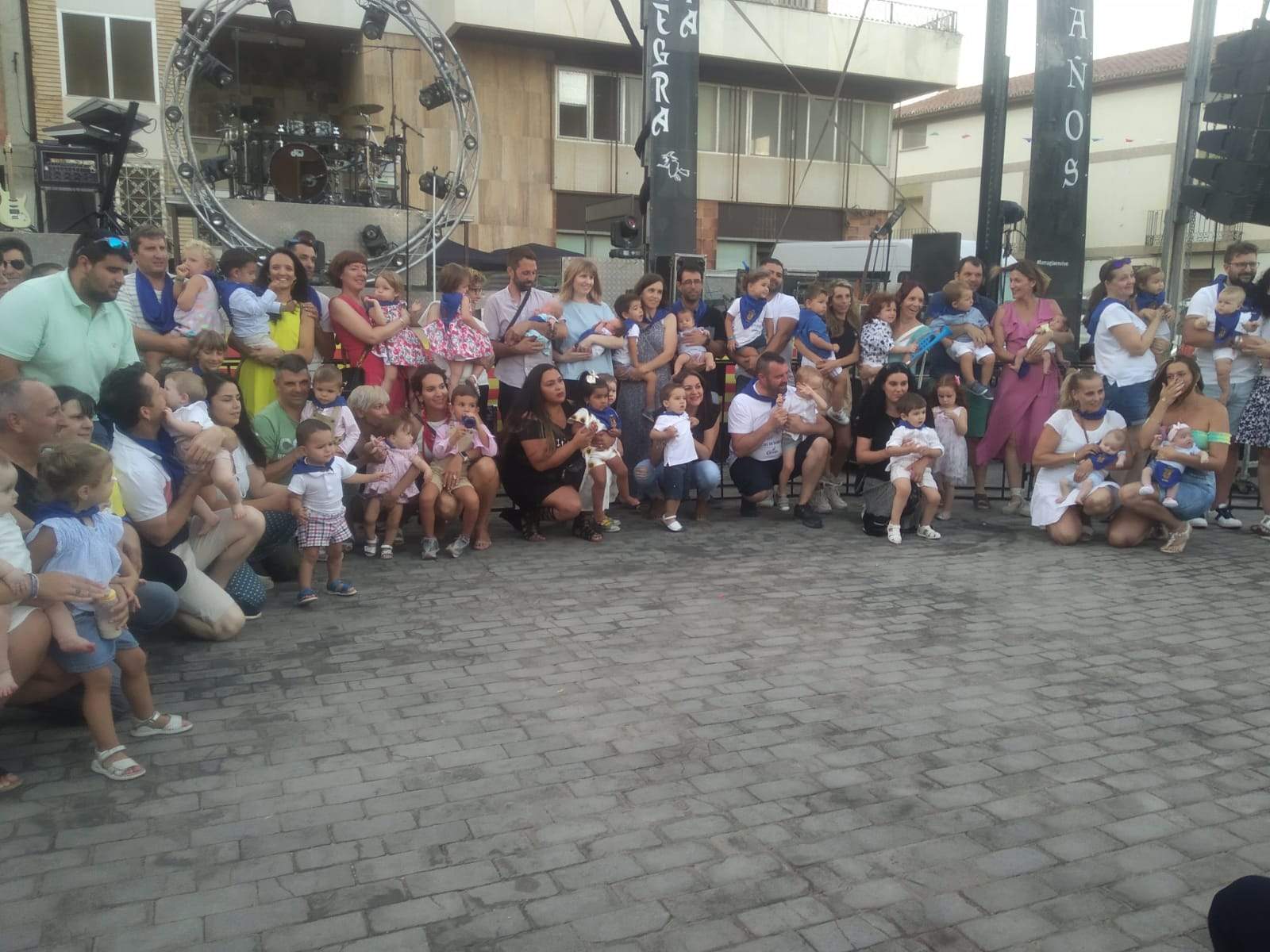 Participantes en el acto de entrega de pañoletas a los bebés y su peso en arroz. 