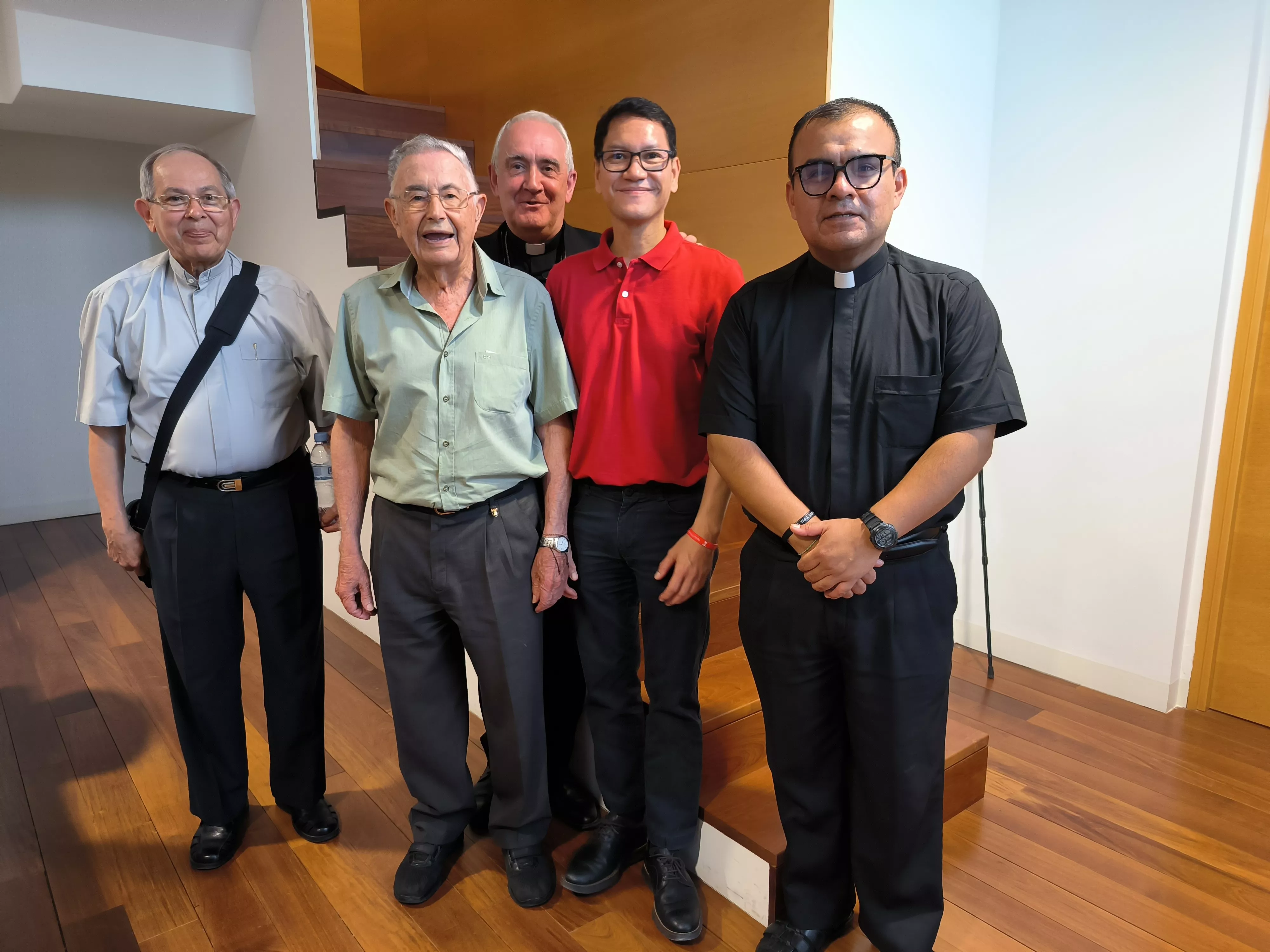 El obispo, Ángel Pérez, con el equipo de la Capellanía del Hospital de Barbastro