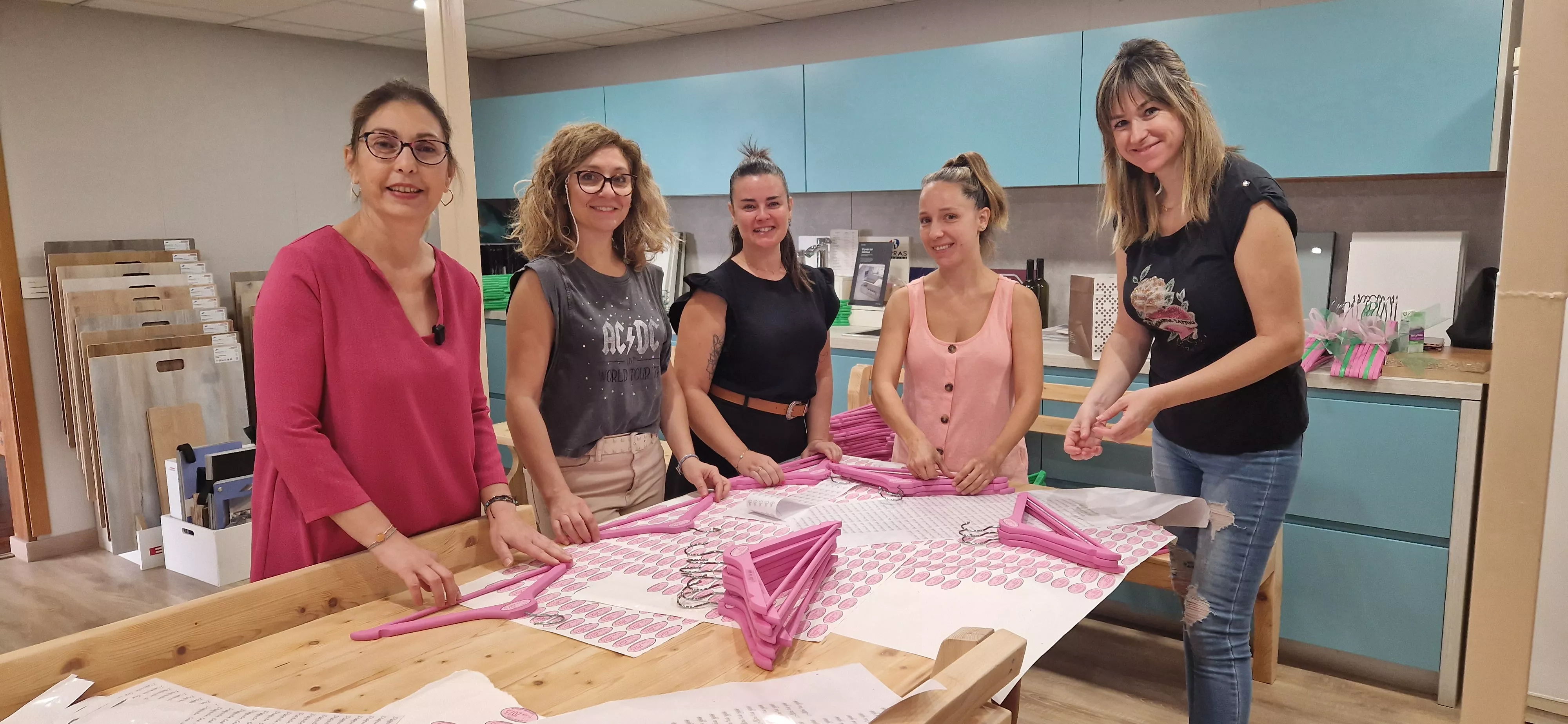 Carpintería Castellar superará los 50.000 euros con sus perchas solidarias. Foto Myriam Martínez Carpintería Castellar superará los 50.000 euros con sus perchas solidarias. Foto Myriam Martínez