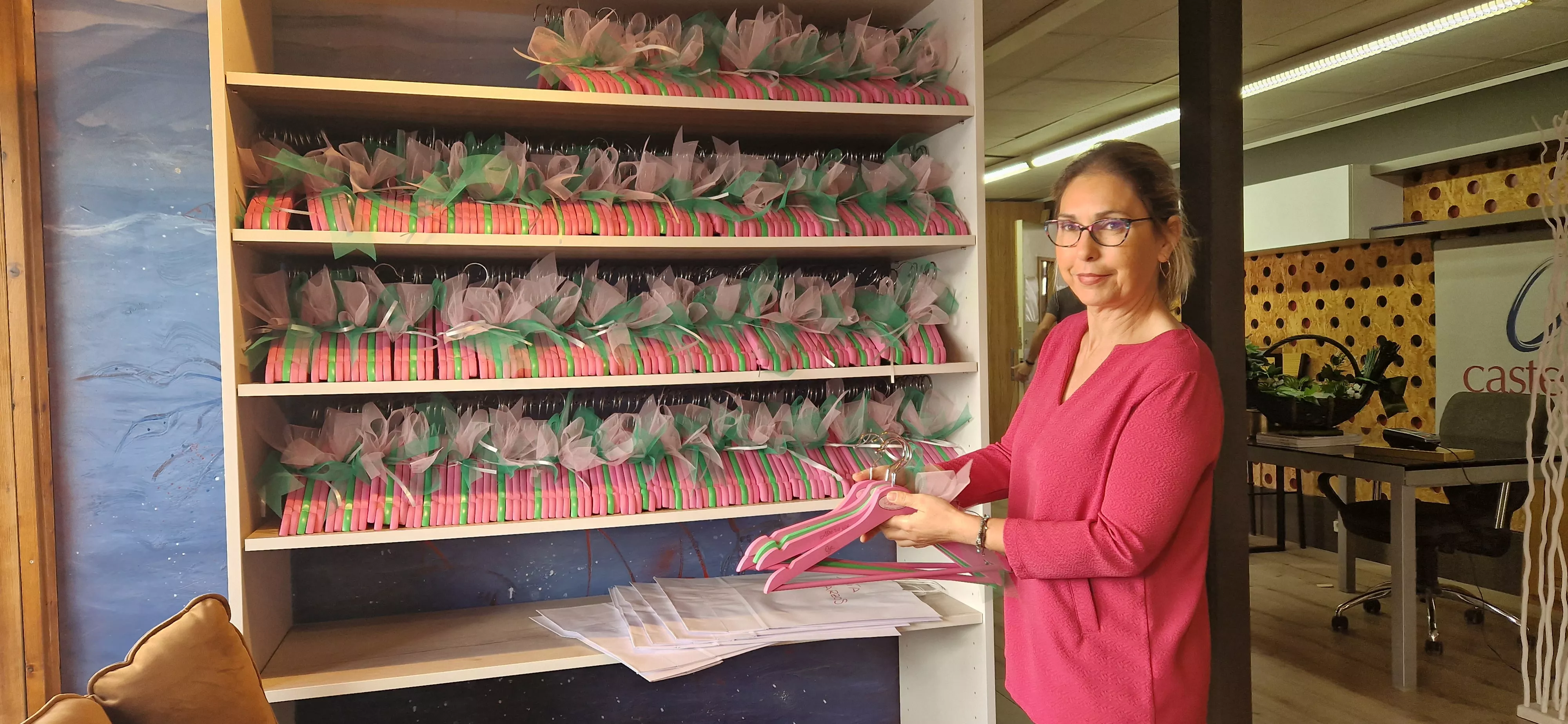 Nuria Grau. Elaboración de las perchas solidarias de Carpintería Castellar. Foto Myriam Martínez