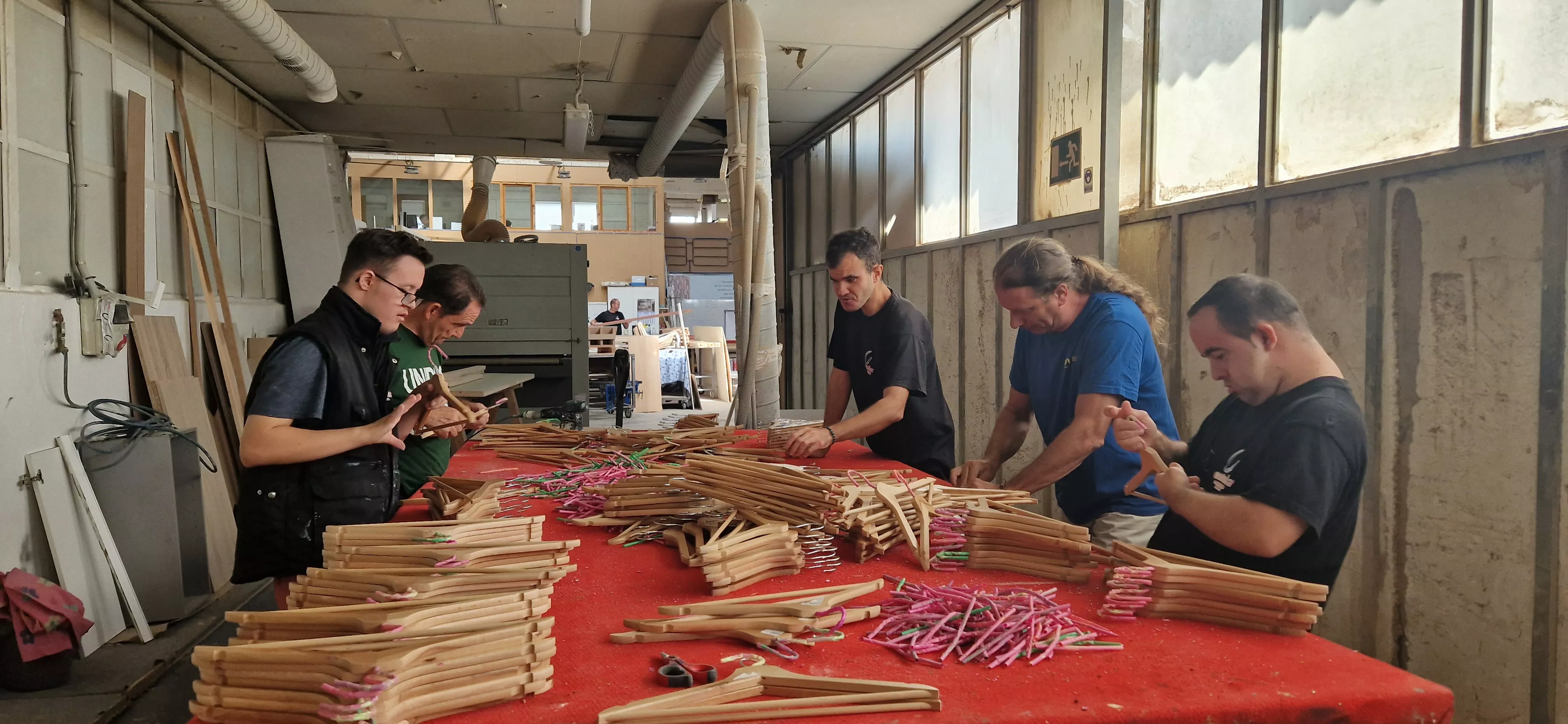 Elaboración de las perchas solidarias de Carpintería Castellar. Foto Myriam Martínez