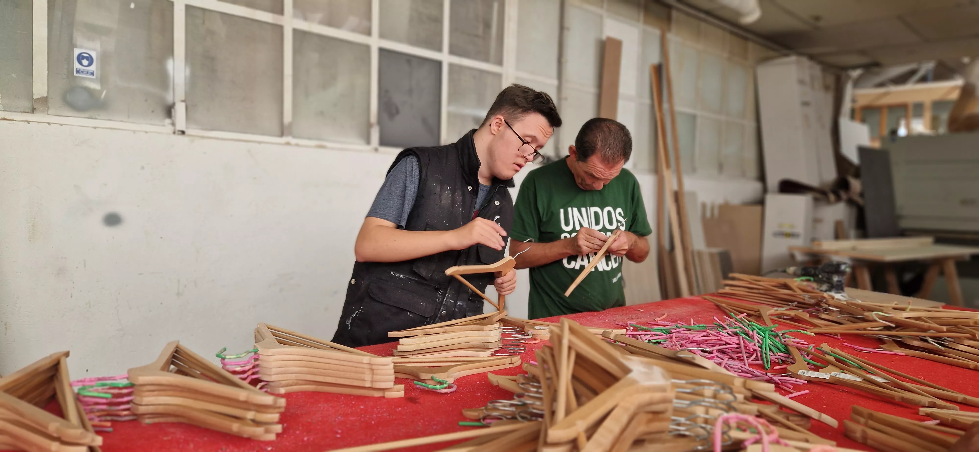 Elaboración de las perchas solidarias de Carpintería Castellar. Foto Myriam Martínez