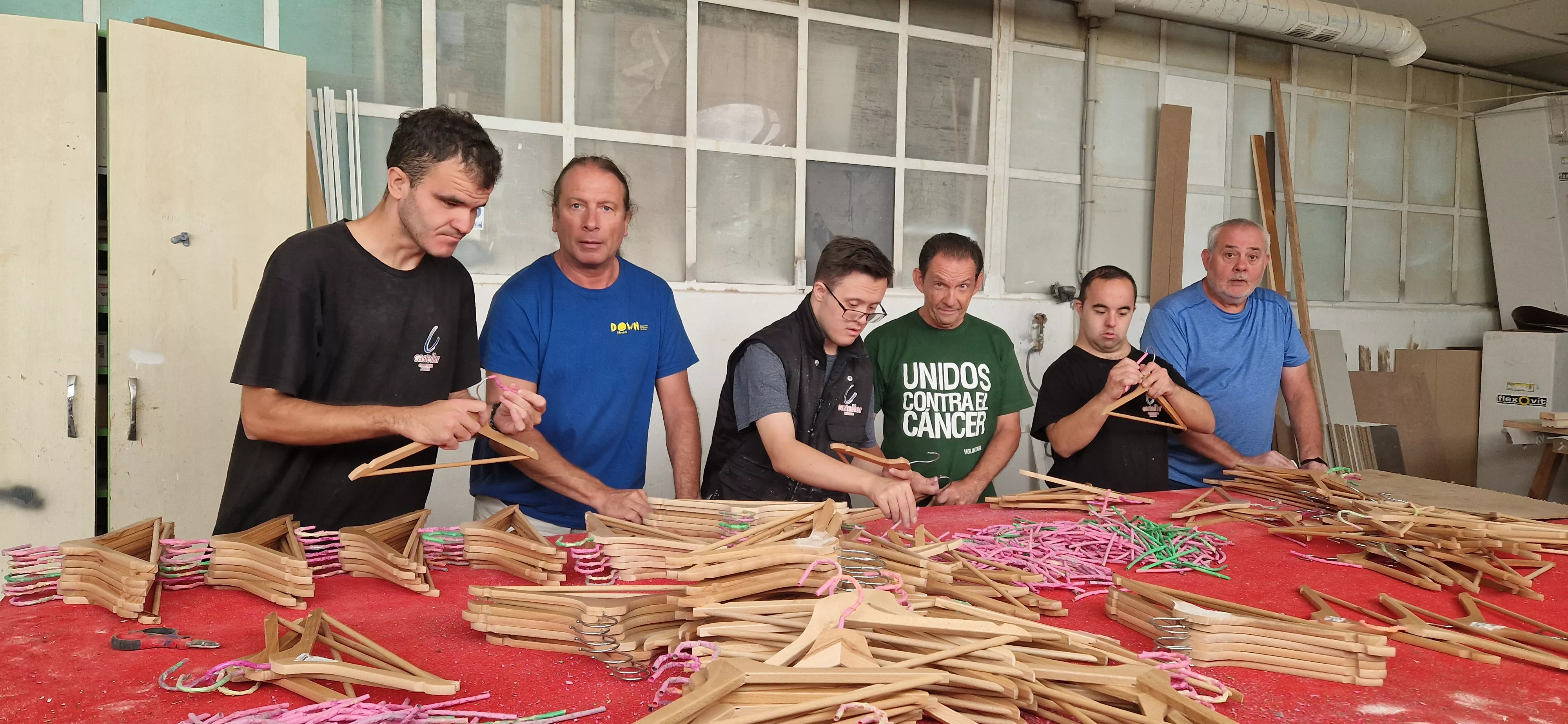 Elaboración de las perchas solidarias de Carpintería Castellar. Foto Myriam Martínez