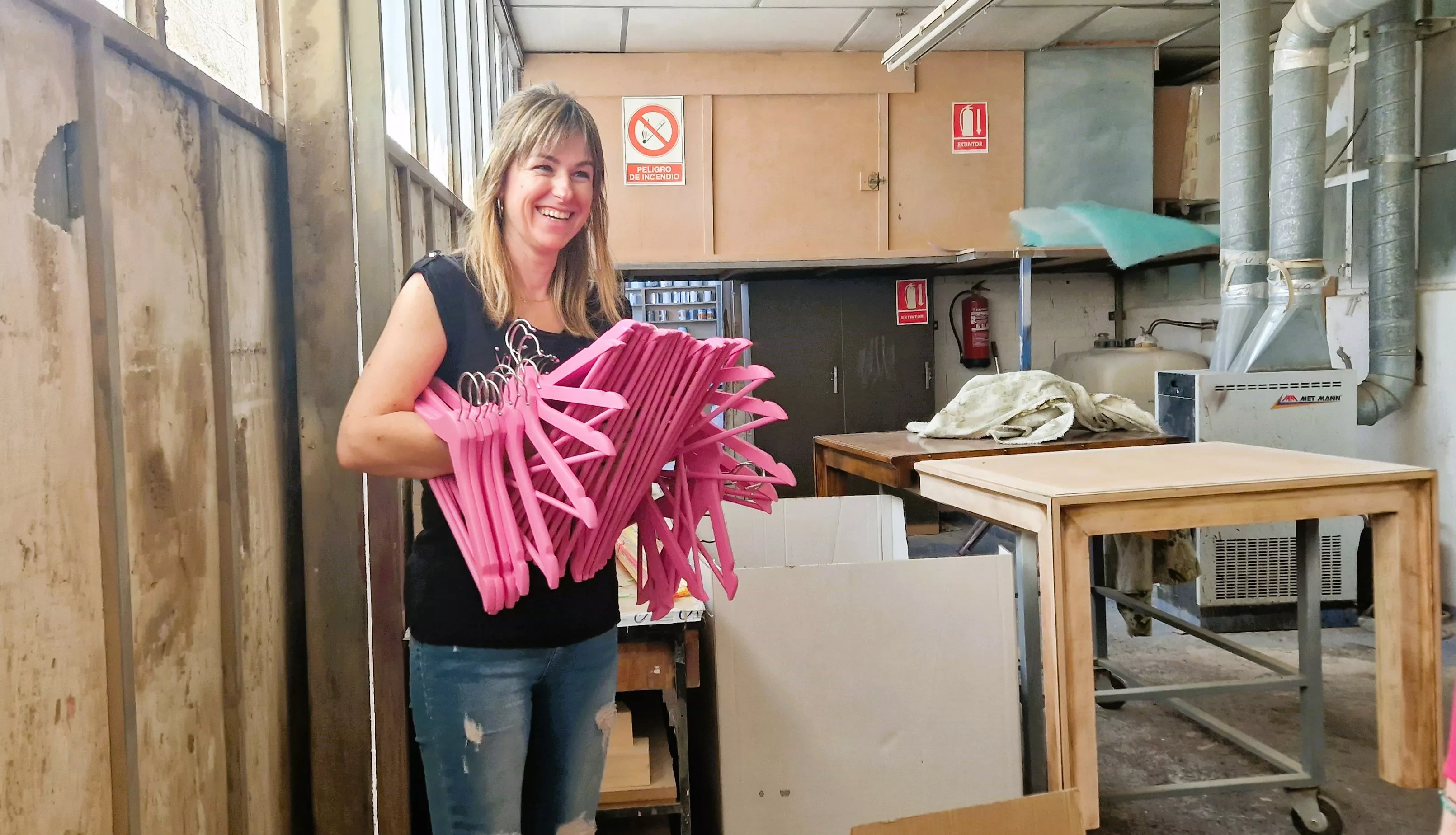 Elaboración de las perchas solidarias de Carpintería Castellar. Foto Myriam Martínez