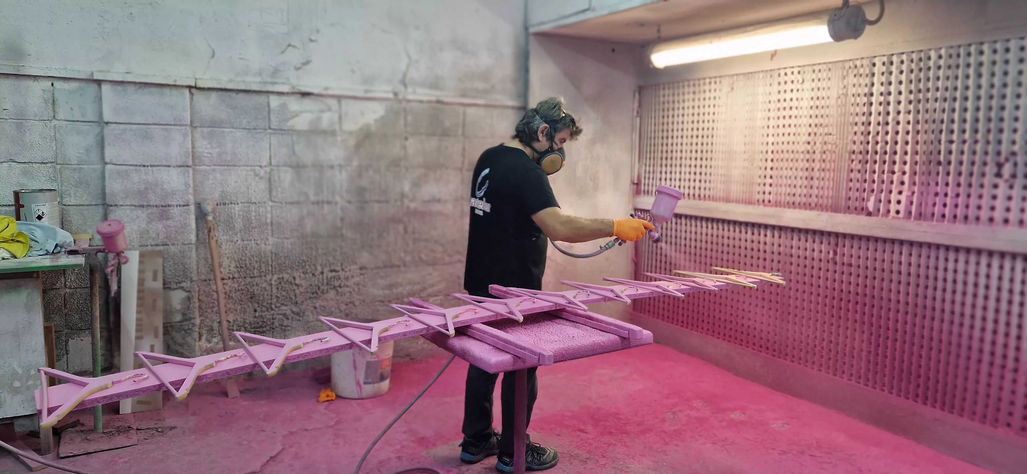 Elaboración de las perchas solidarias de Carpintería Castellar. Foto Myriam Martínez