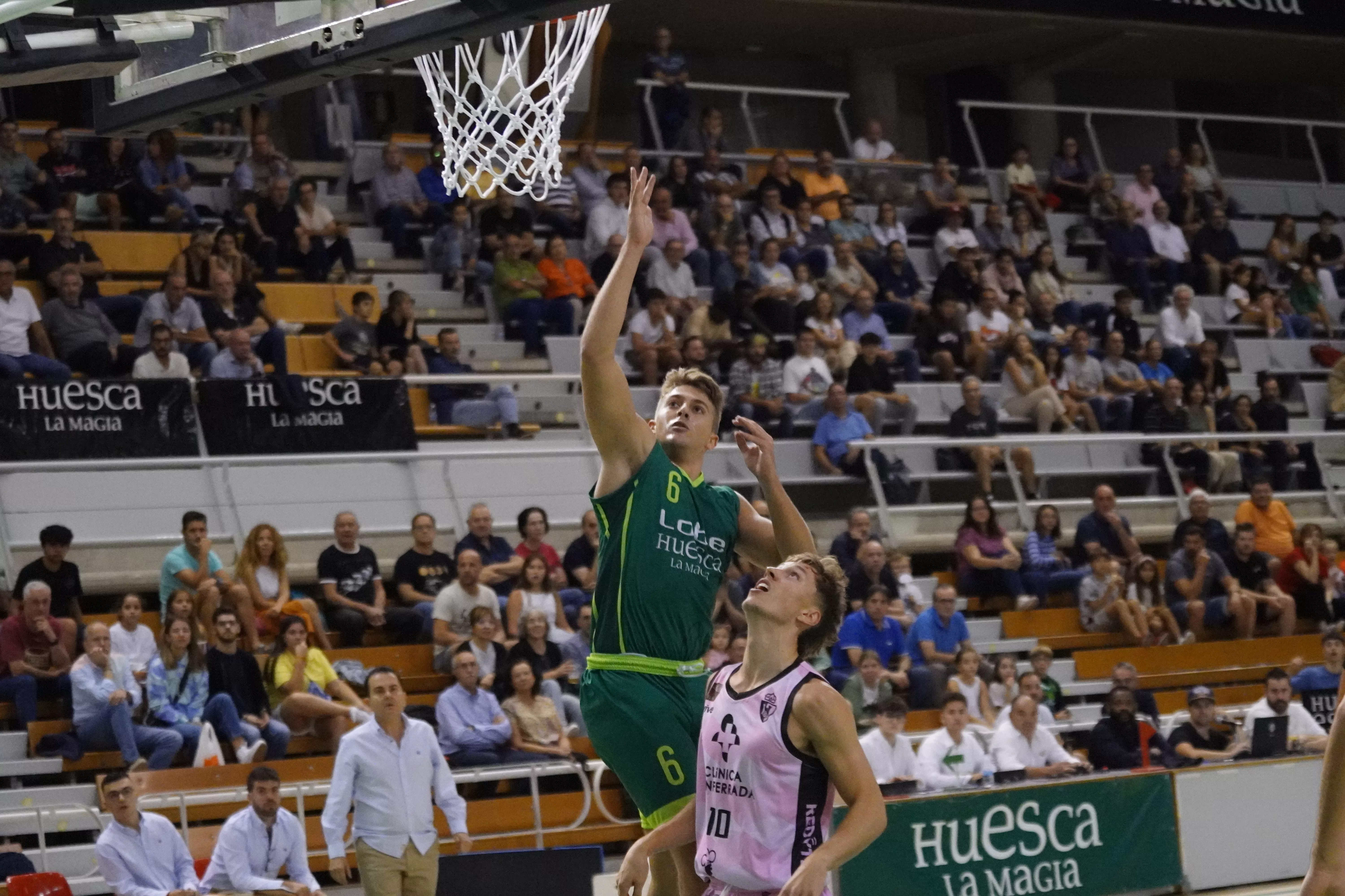 Scariolo, jugador de Lobe Huesca La Magia, anota una canasta el pasado sábado ante Clínica Ponferrada SDP.