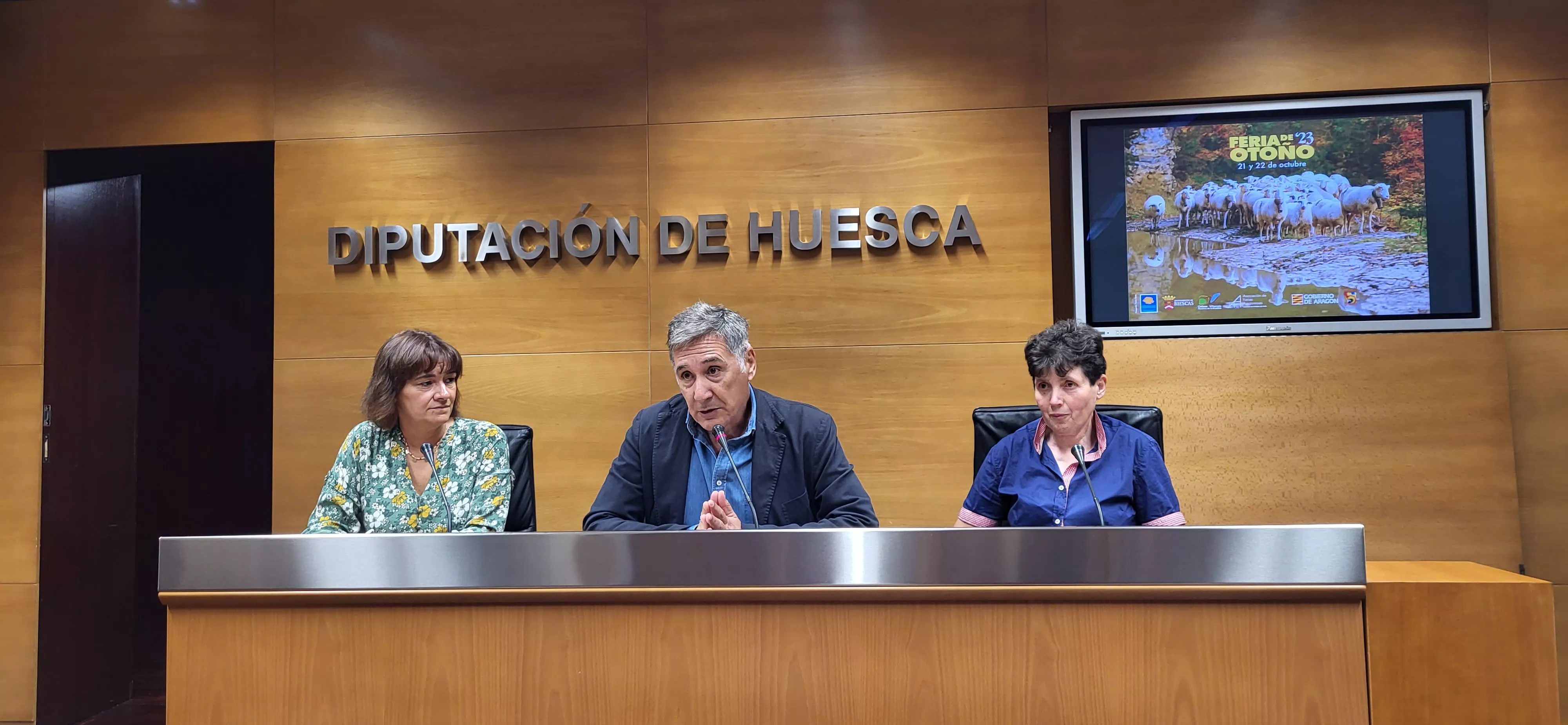 Nuria Pargada y Maite Cotí, junto con el diputado Ricardo Oliván, en la presentación de la última edición de la Feria de Otoño de Biescas. Nuria Pargada y Maite Cotí, junto con el diputado Ricardo Oliván, en la presentación de la última edición de la Feria de Otoño de Biescas.