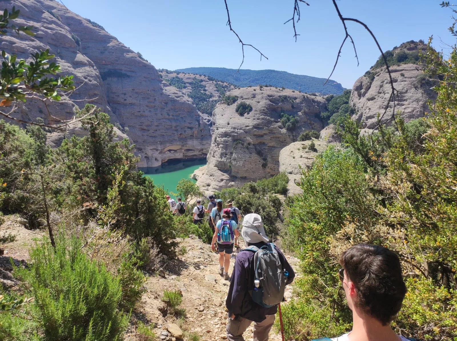 Grupo en el entorno de Vadiello en una de las rutas singulares por la Hoya de Huesca.