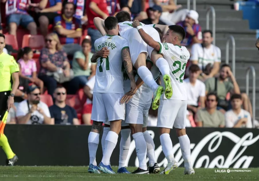 Jugadores del Elche celebran el gol conseguido ante el Eldense.