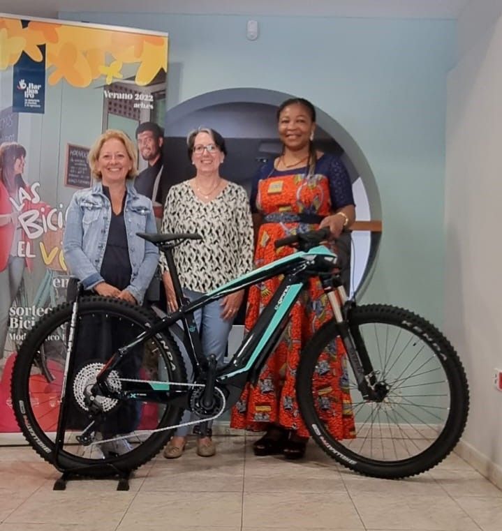 Elena Cidad, con la madre de la agraciada y la representante de Fashion Maseer Modista