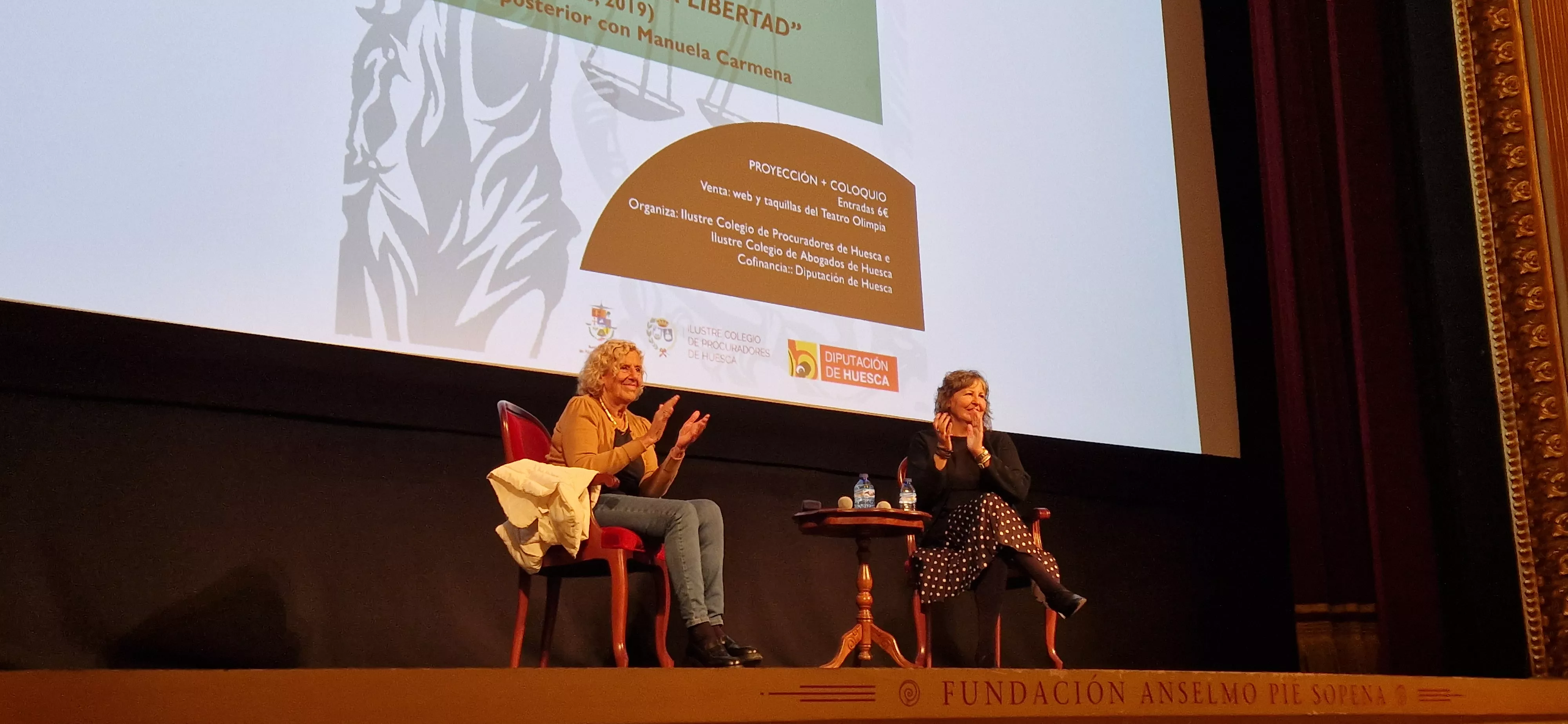 Manuela Carmena se ha encontrado con un Teatro Olimpia con más de 400 personas. Foto Myriam Martínez