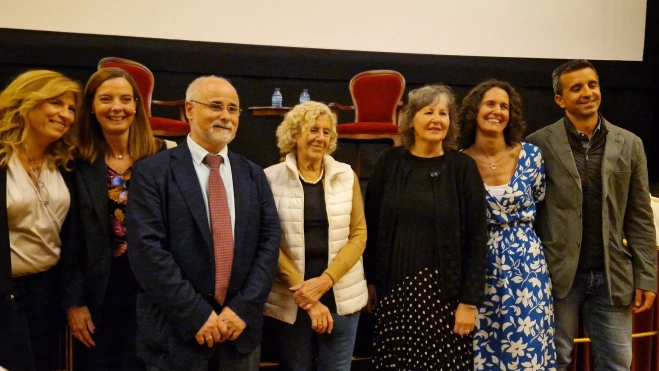 Carmena ha posado al finalizar la charla posterior al documental. Foto Myriam Martínez Carmena ha posado al finalizar la charla posterior al documental. Foto Myriam Martínez