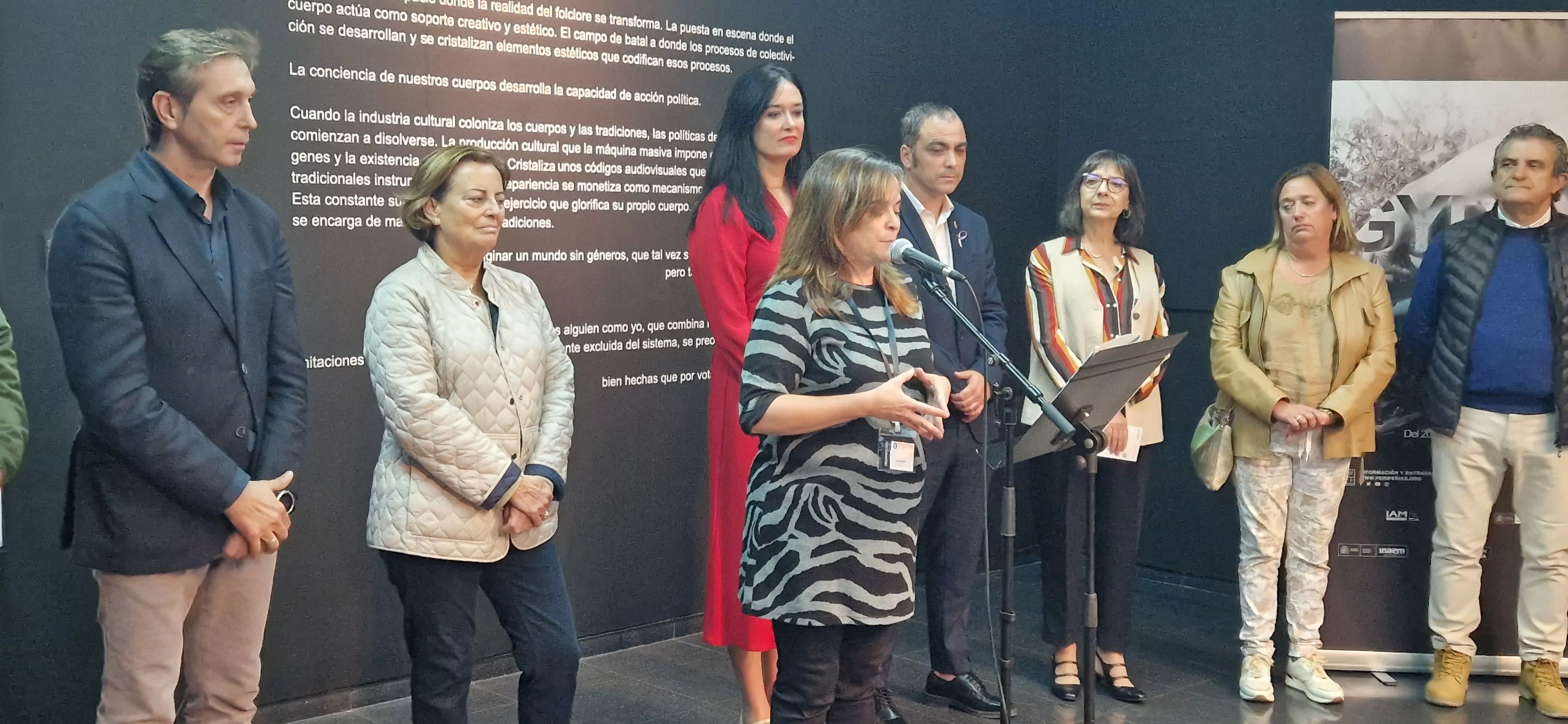 Pilar Barrio se dirige al público, en la inauguración del Periferias Gypsy 2023. Foto Myriam Martínez