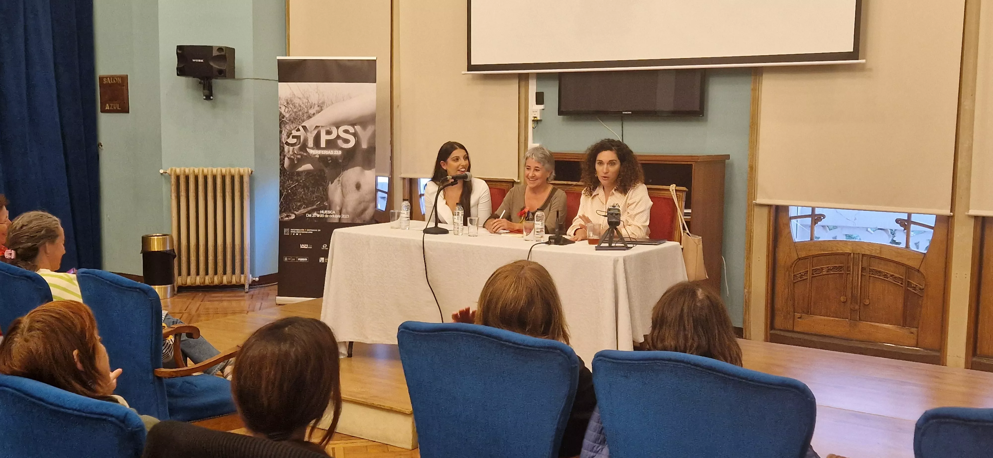 Pastora Filigrana (a la derecha en la foto) ha presentado en Huesca su libro El pueblo gitano contra el mundo. Foto  Myriam Martínez
