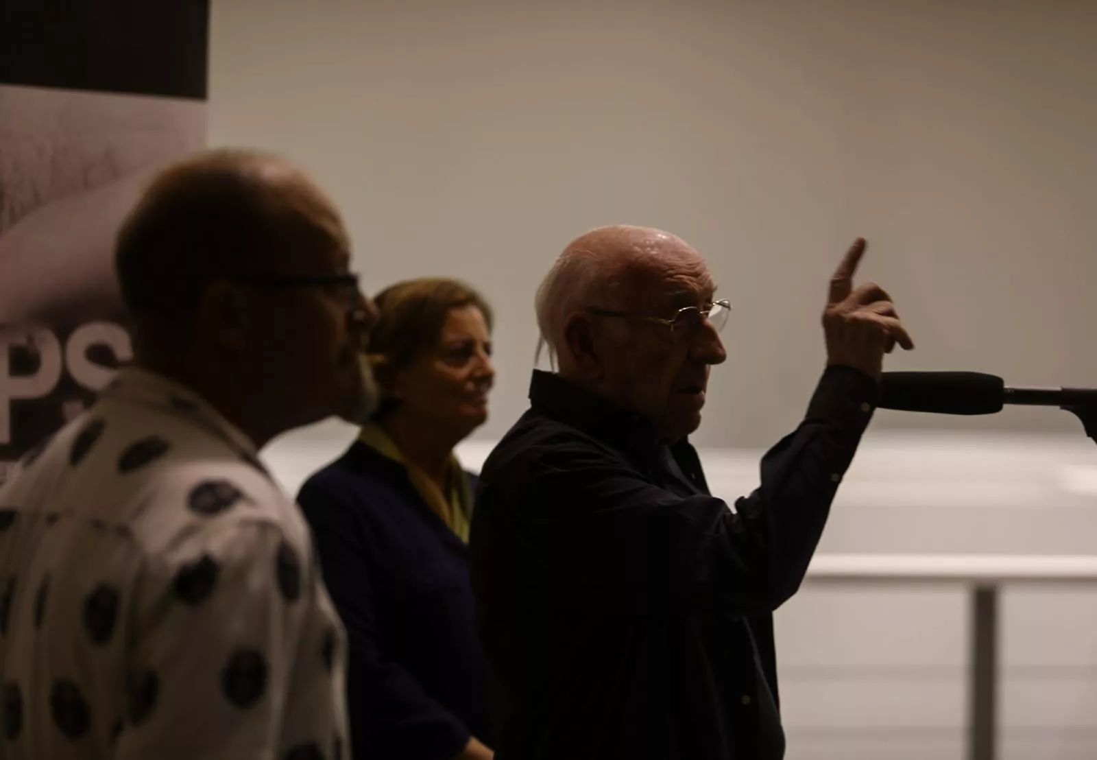 Pedro Avellaned habla de su exposición, entre Ramón Día y Teruca Moreno. Foto Álvaro Calvo (Periferias)