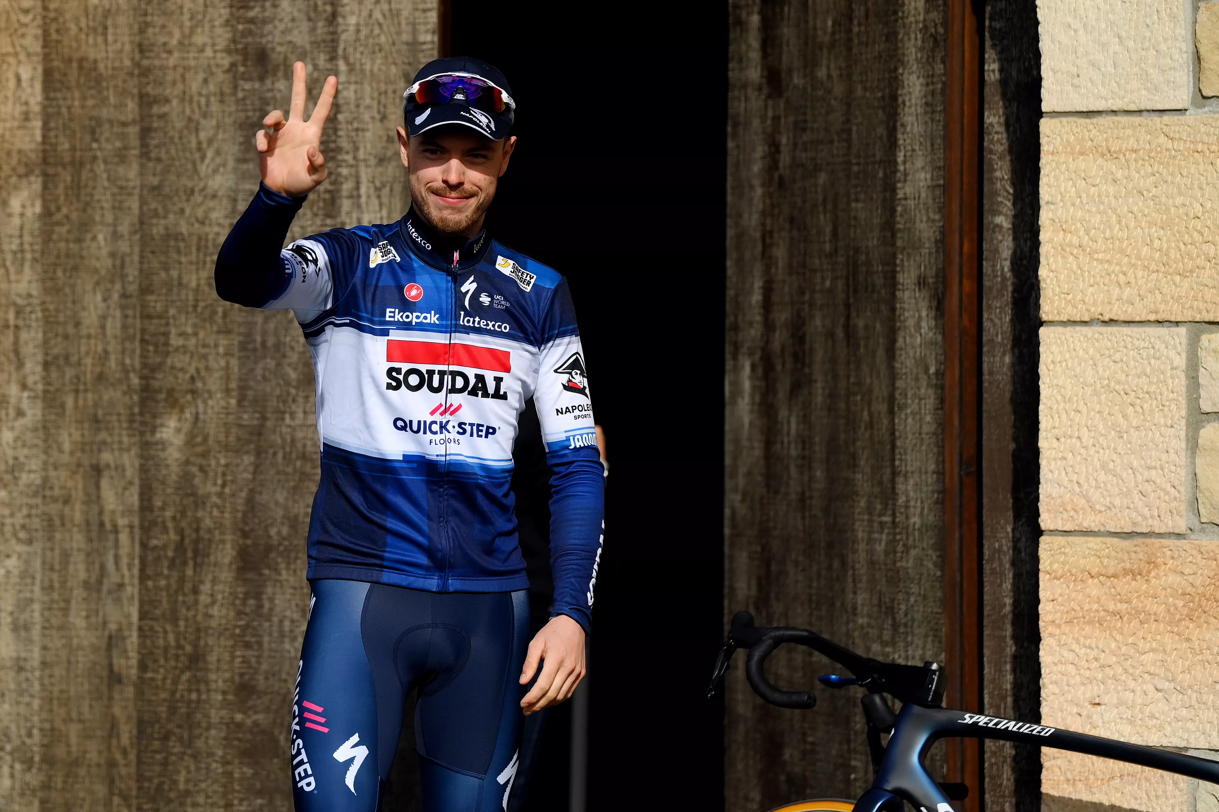 Rémi Cavagna saluda con el maillot de su ya exequipo, el Soudal. El campeón de contrarreloj francés firma por Movistar Team hasta 2026.