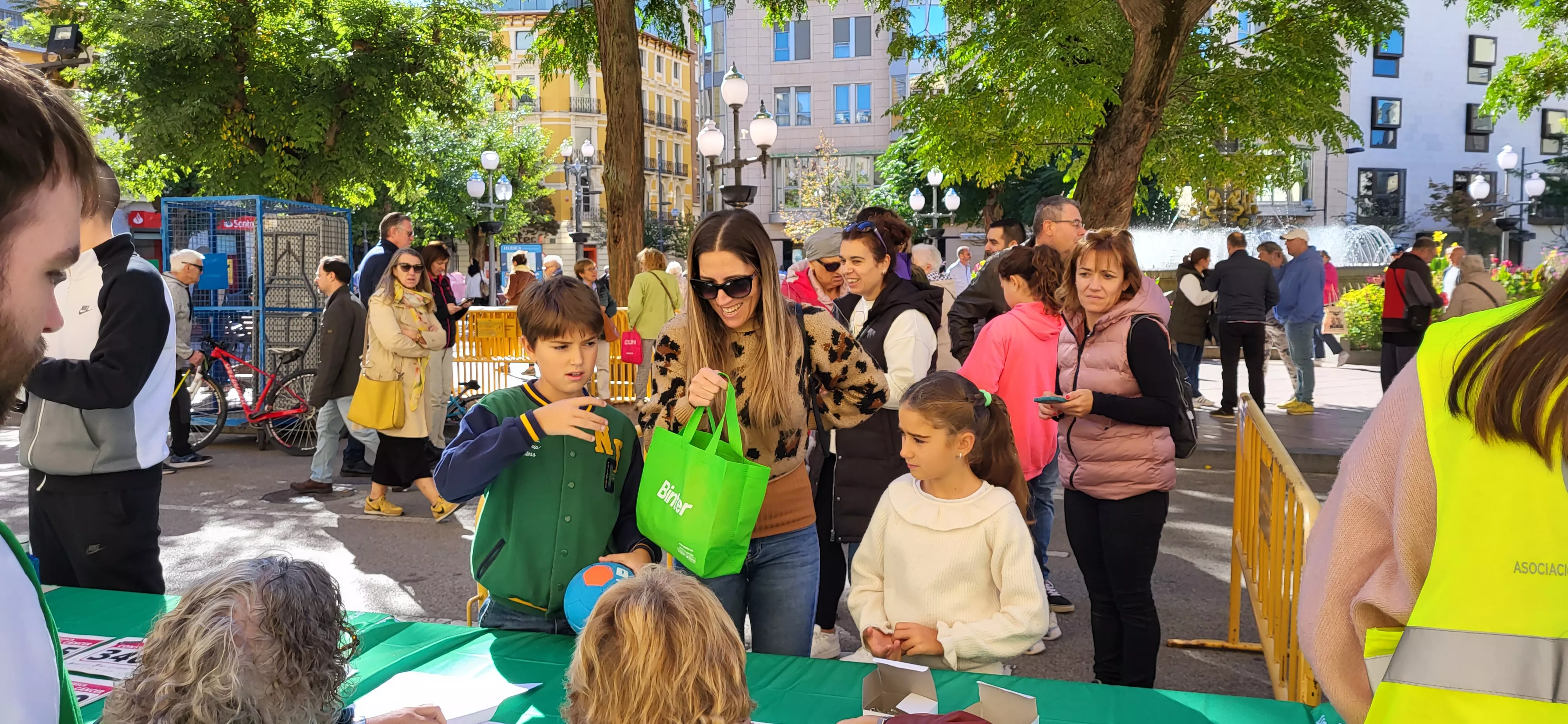 Retirada de dorsales para la Carrera Huesca Contra el Cáncer. Foto Mercedes Manterola