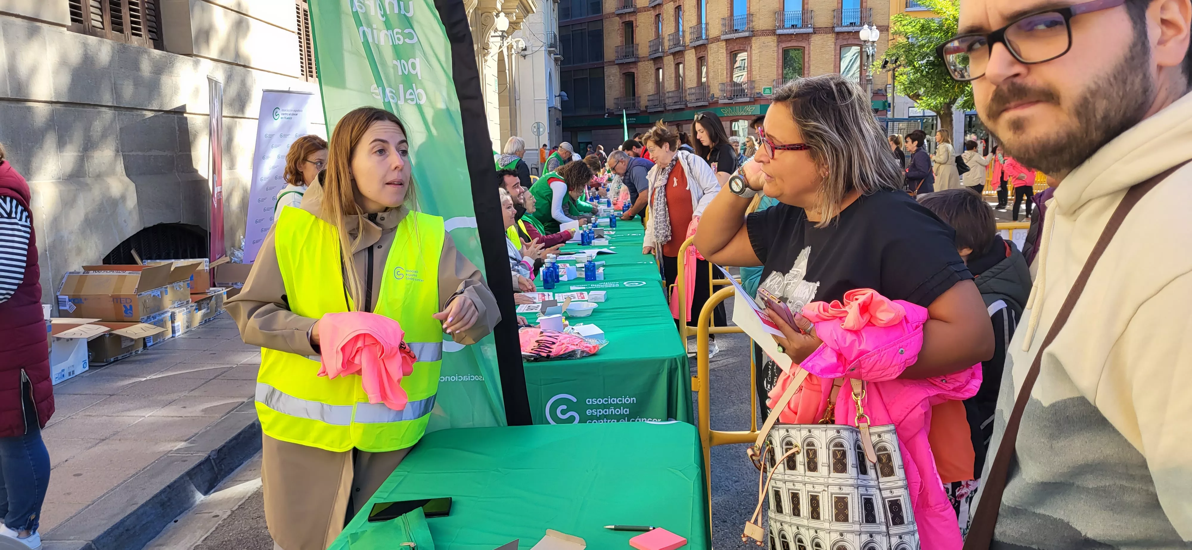 Retirada de dorsales para la Carrera Huesca Contra el Cáncer. Foto Mercedes Manterola