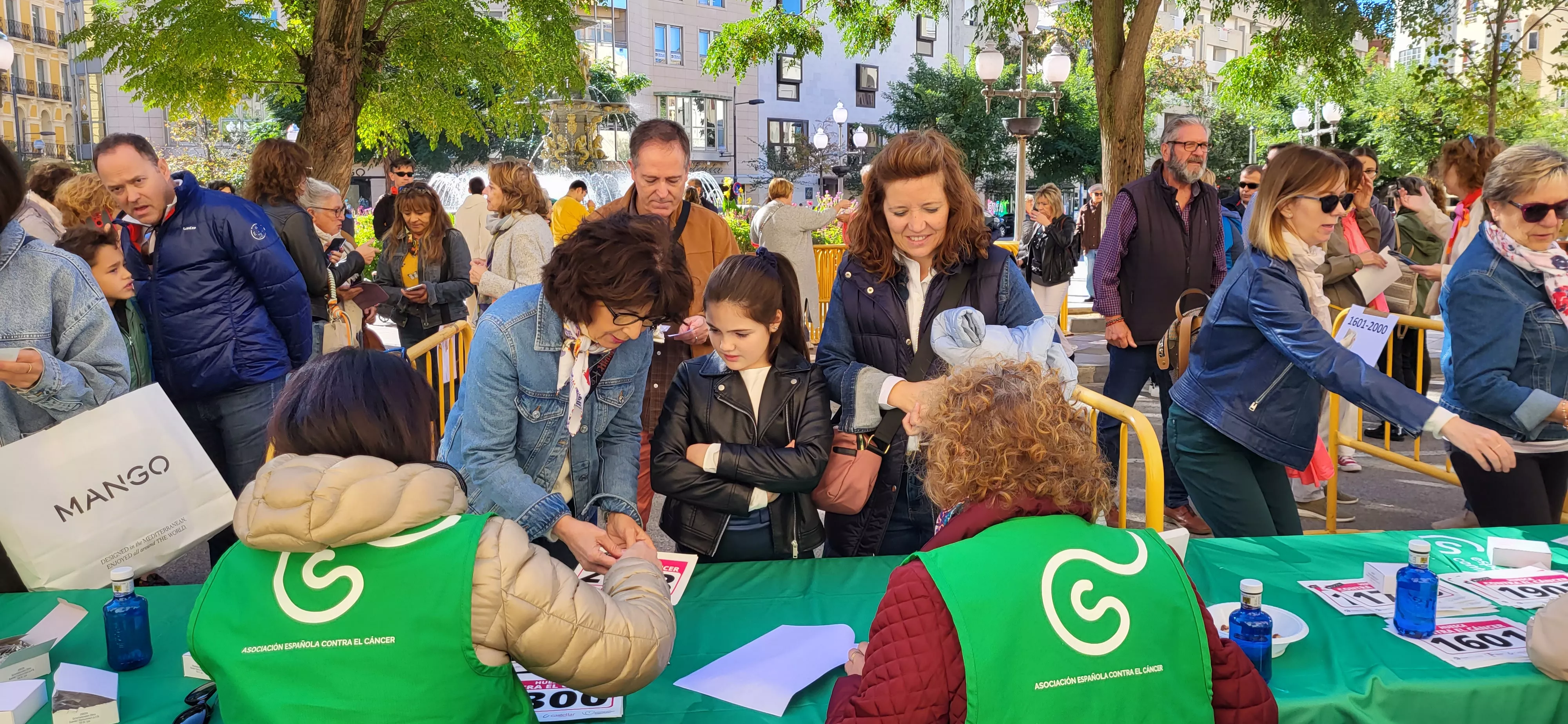 Retirada de dorsales para la Carrera Huesca Contra el Cáncer. Foto Mercedes Manterola