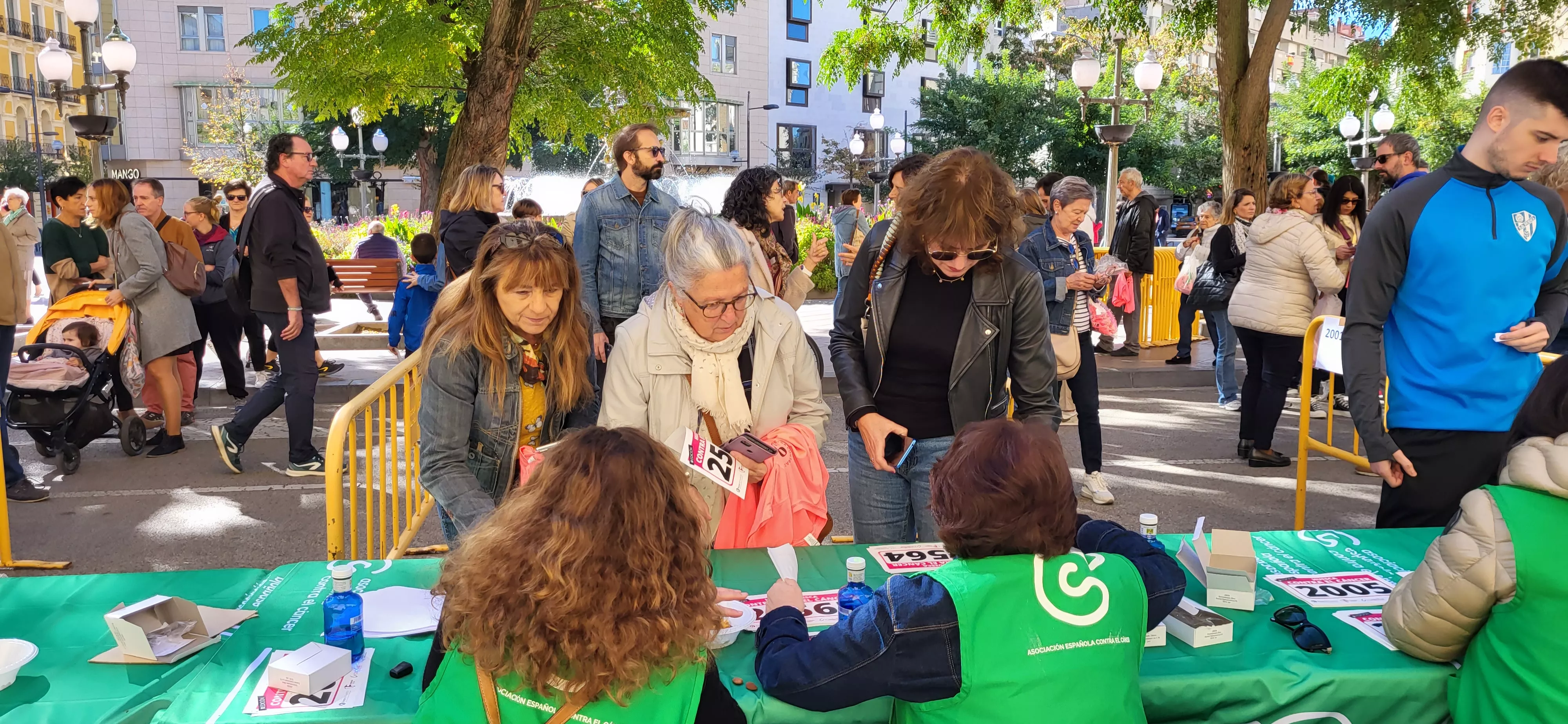 Retirada de dorsales para la Carrera Huesca Contra el Cáncer. Foto Mercedes Manterola