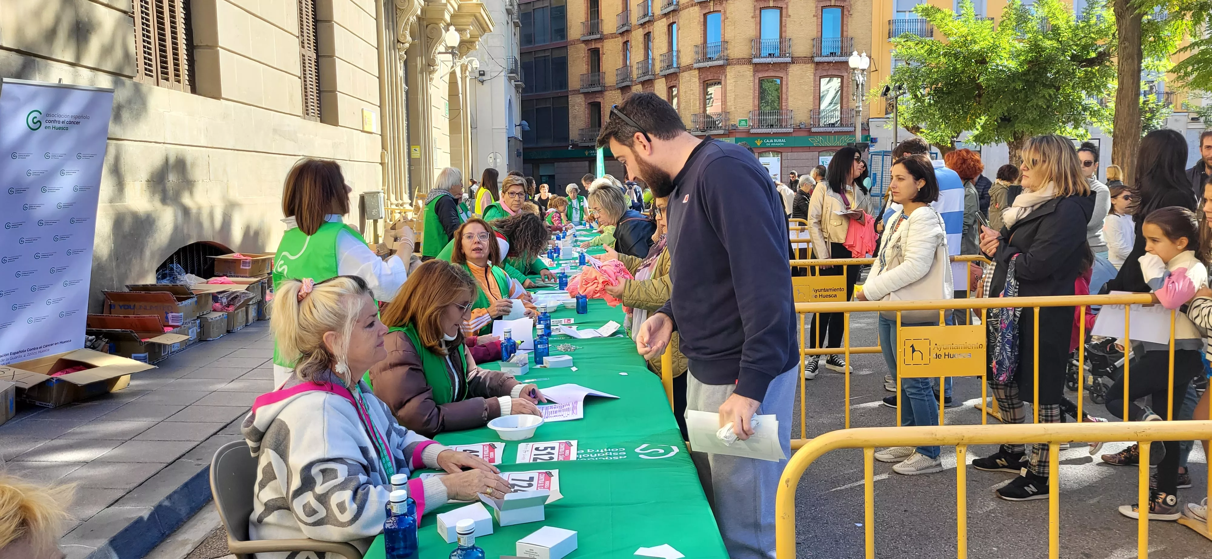 Retirada de dorsales para la Carrera Huesca Contra el Cáncer. Foto Mercedes Manterola