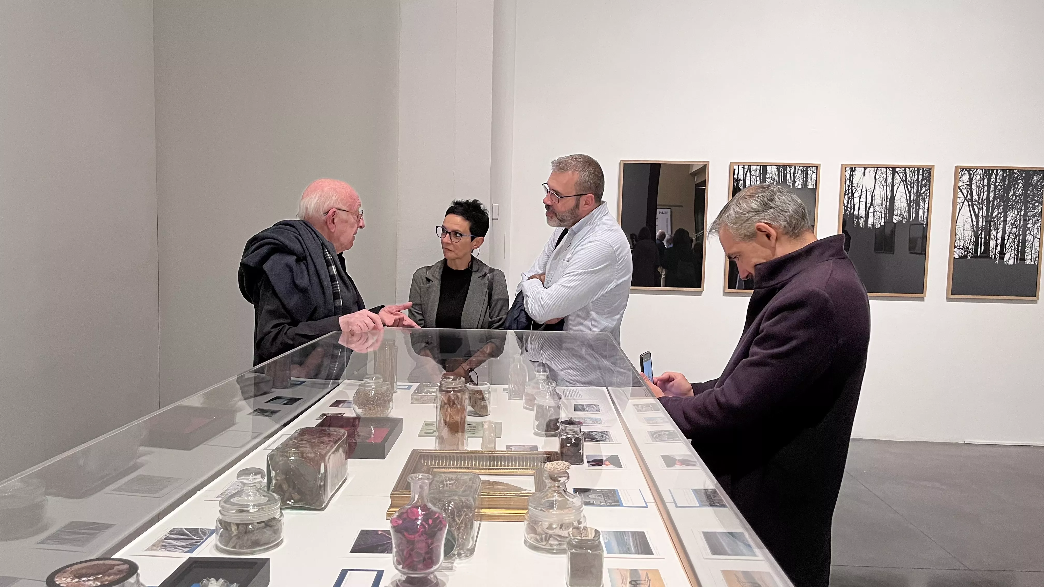 Pedro Avellaned, a la izquierda, junto a su obra. Foto Mercedes Manterola