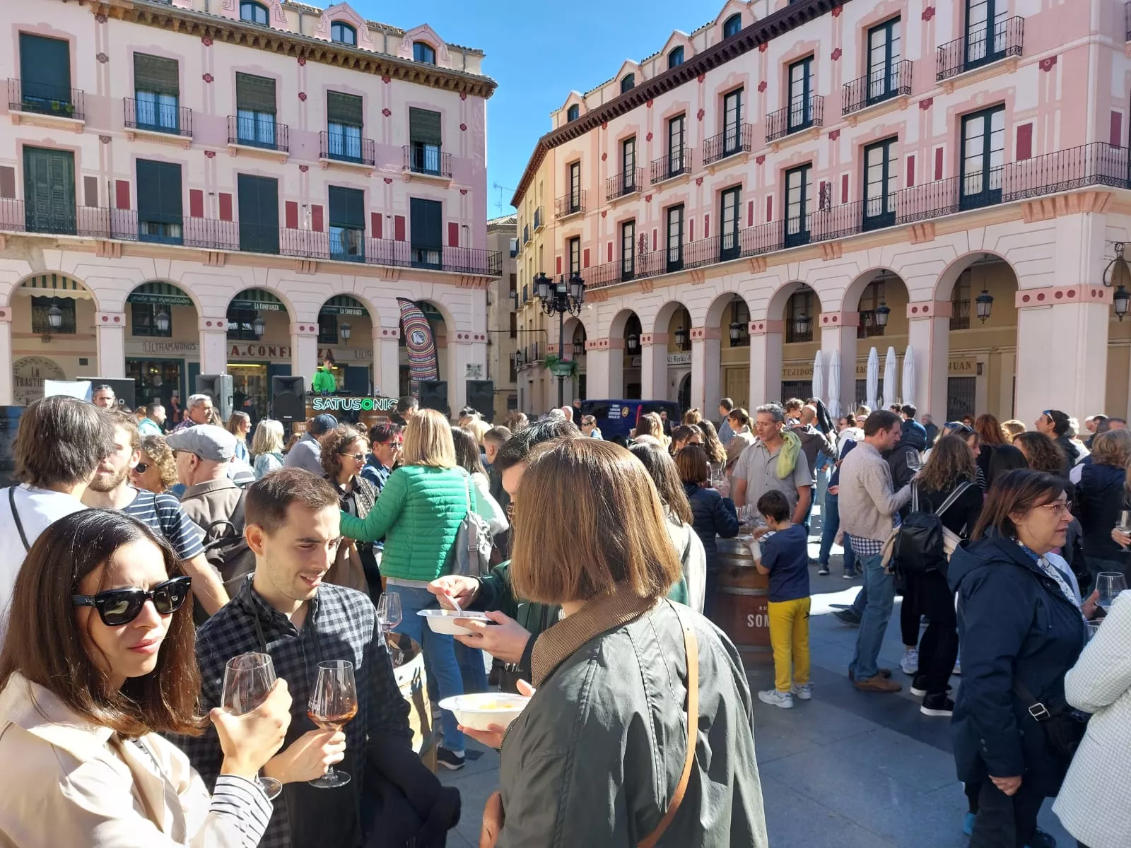 Magnífico ambiente en la Plaza López Allué